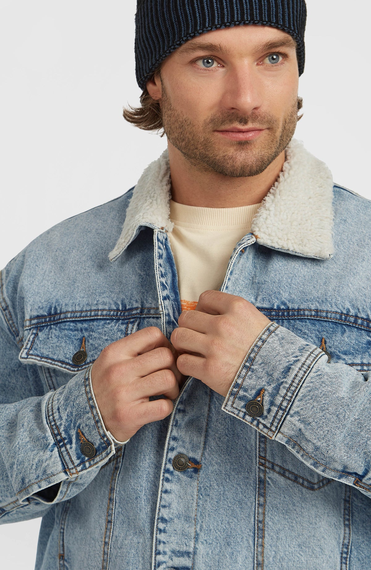 O'Riginals Jeansjacke für Herren, blau, Nahaufnahme der durchgehenden Knopfleiste am Model