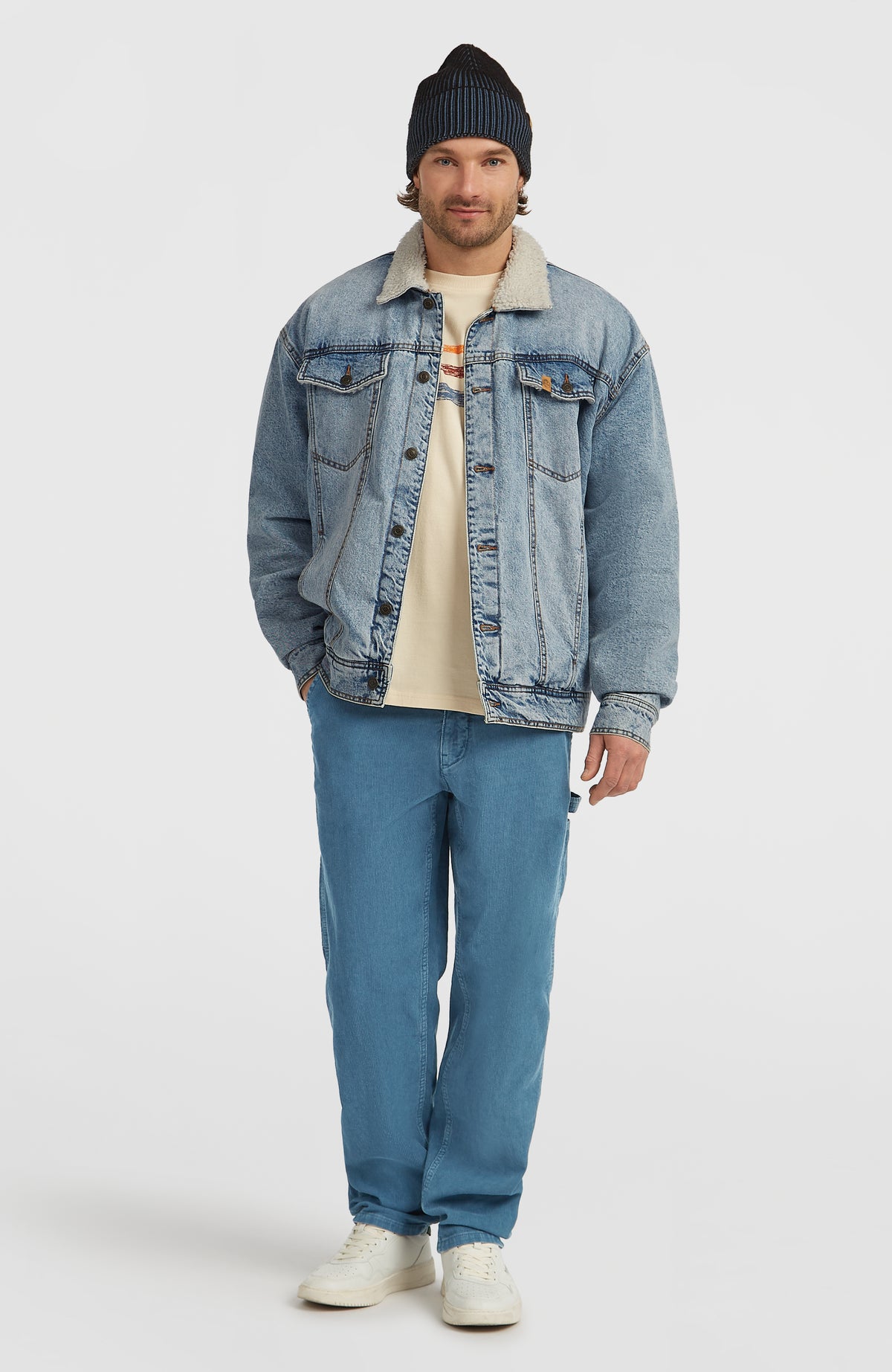 O'Riginals Jeansjacke für Herren, blau, Ganzkörperansicht am Model von vorne mit offener Jacke
