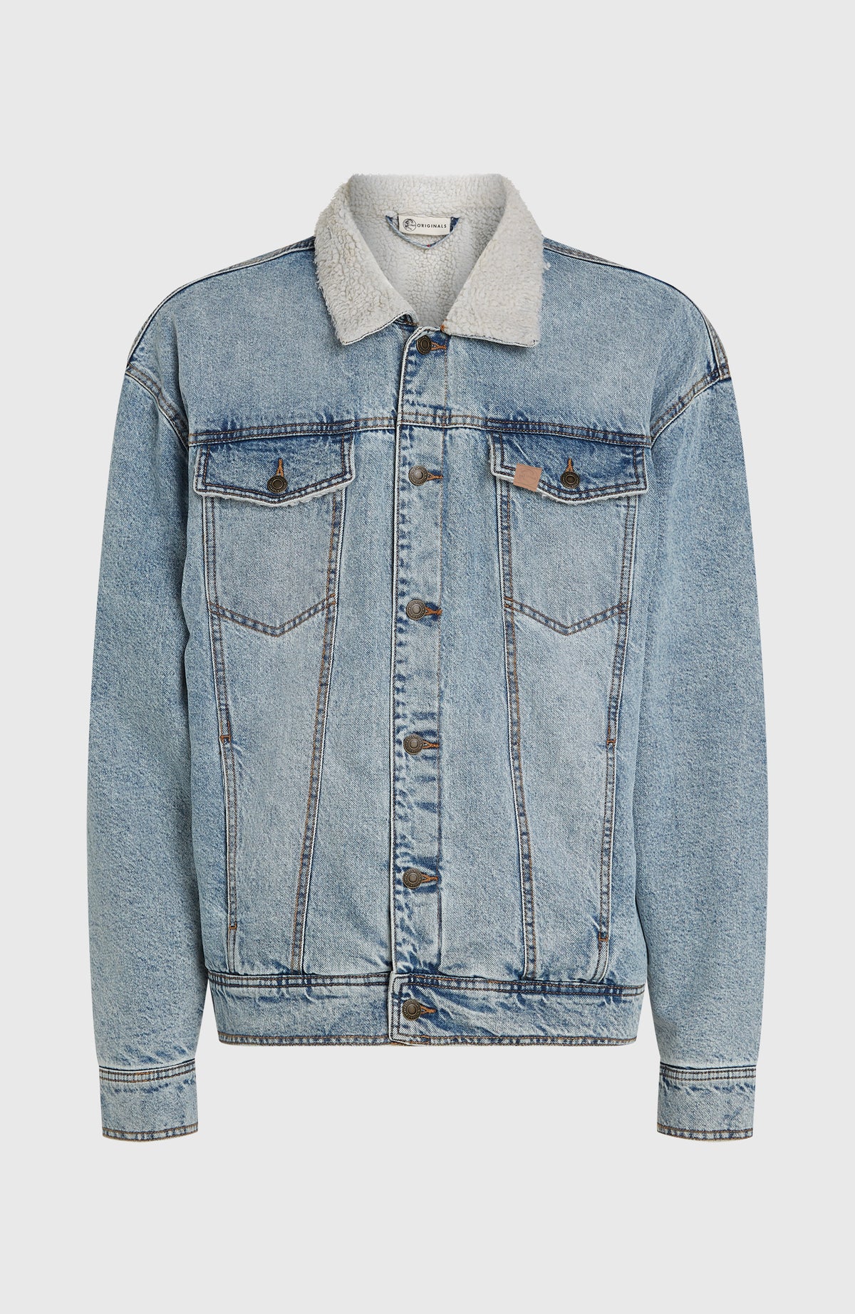 O'Riginals Jeansjacke für Herren, blau, freigestellt von vorne mit hellem Kragen und Brusttaschen