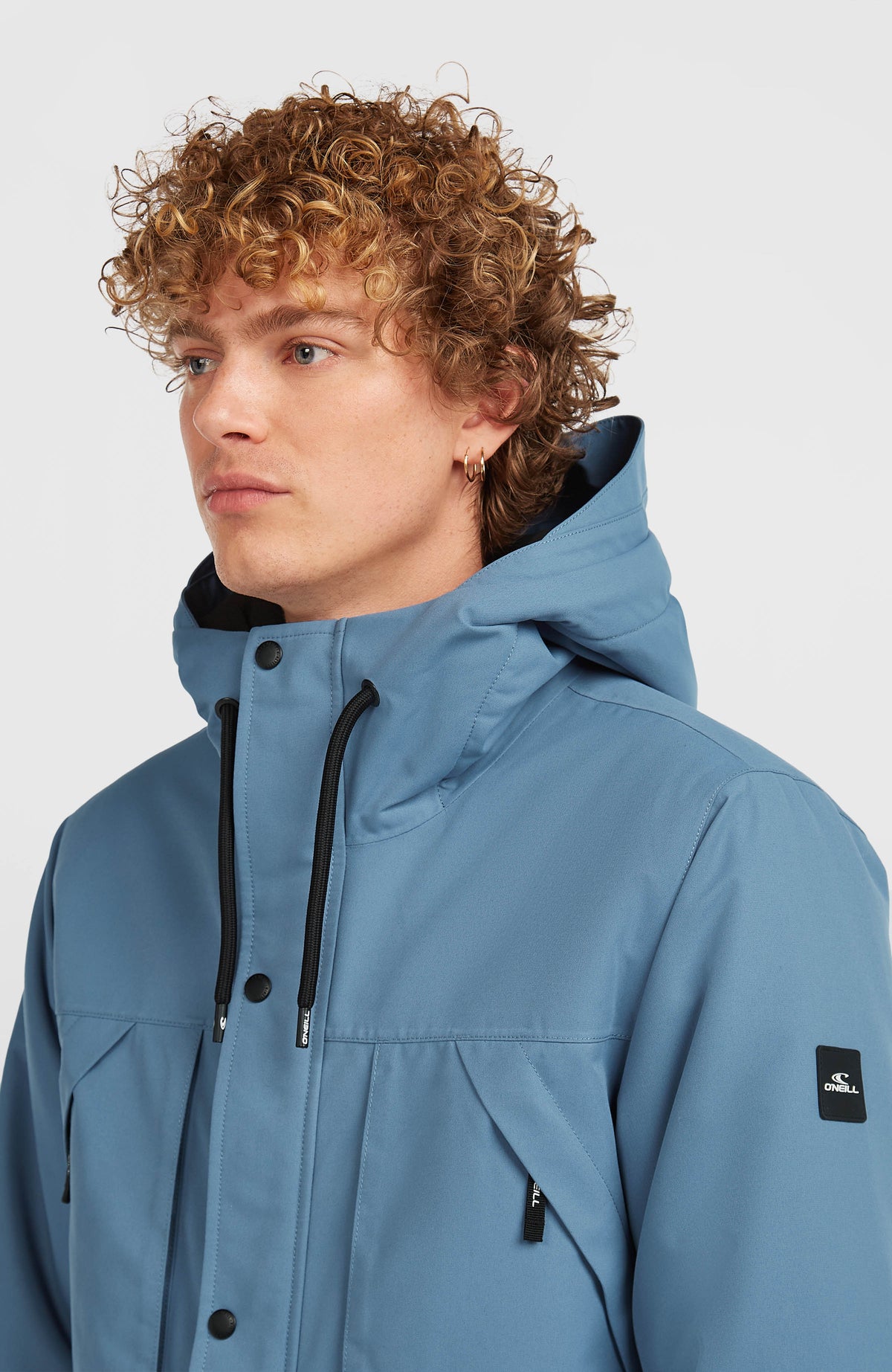 Journey Parka 10K/10K Jacke für Herren, blau, Nahaufnahme von Kragen, Kordelzug und Ärmel-Badge