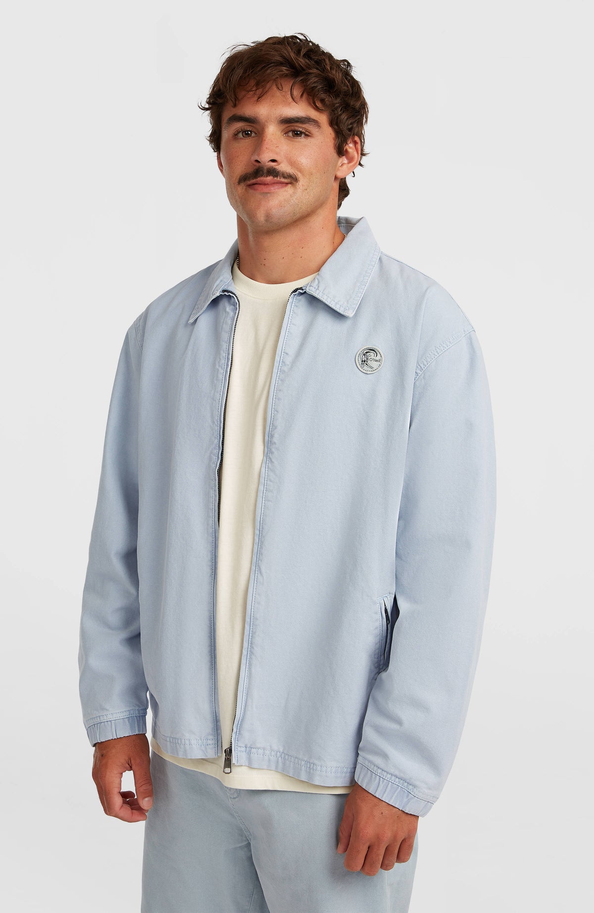 O'Riginals Jacke für Herren in Blau, Vorderansicht am Model mit Reißverschluss und Umlegekragen