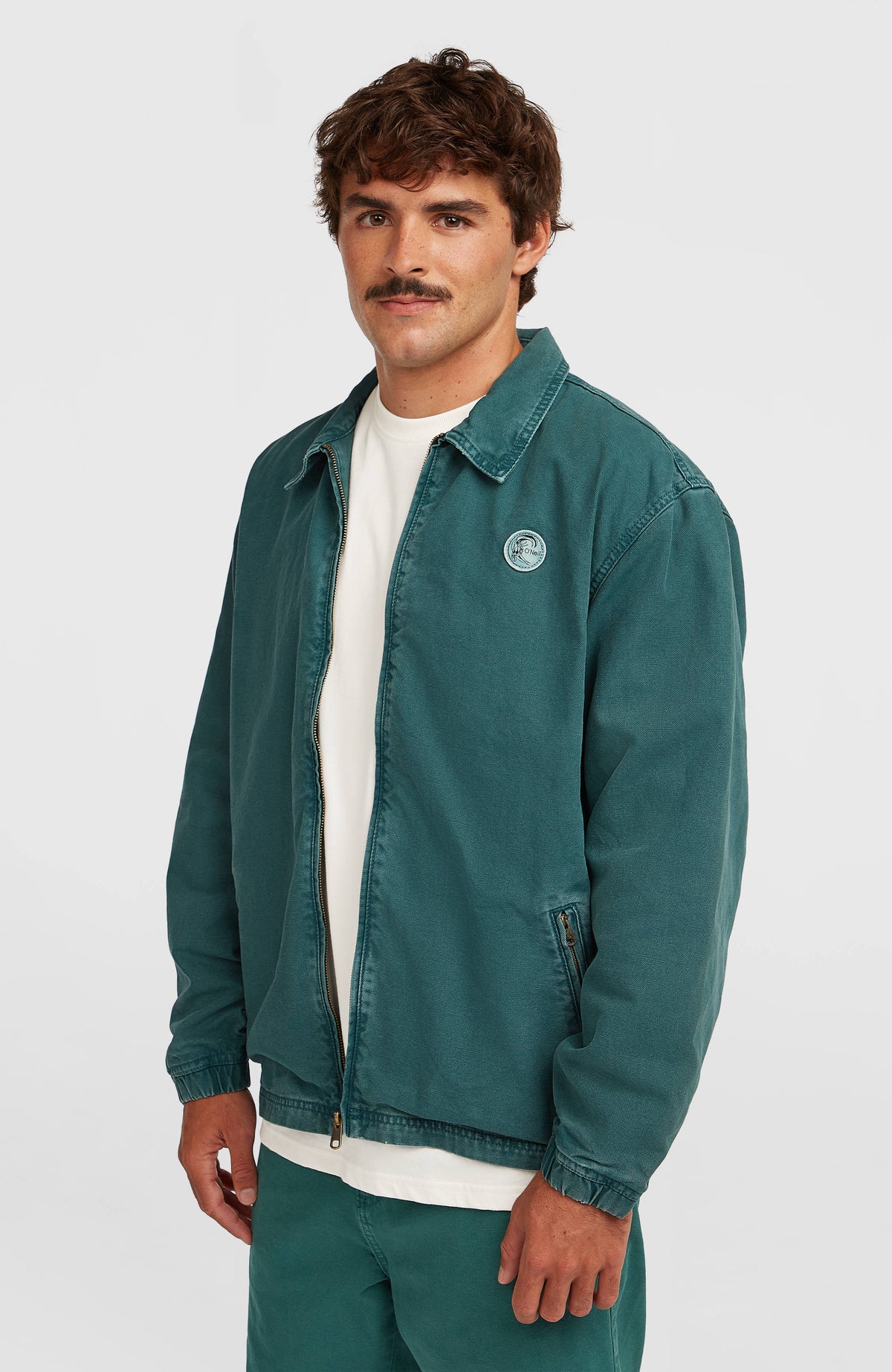 O'Neill O'Riginals Jacke für Herren, grün, Vorderansicht am Model mit Hemdkragen und Reißverschluss