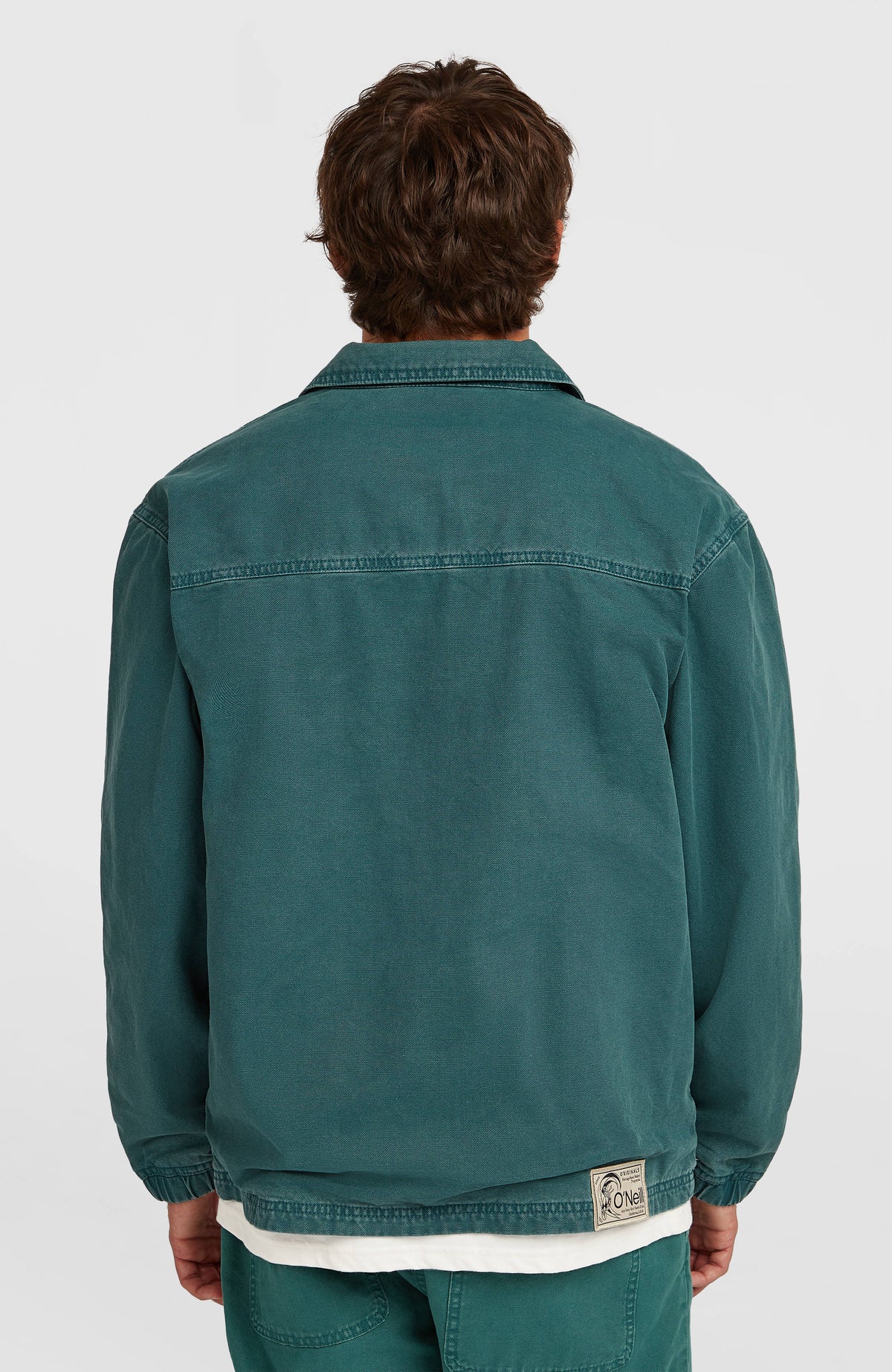 O'Riginals Jacke für Herren, grün, Rückansicht am Model mit horizontaler Rückenpasse und Saum-Patch
