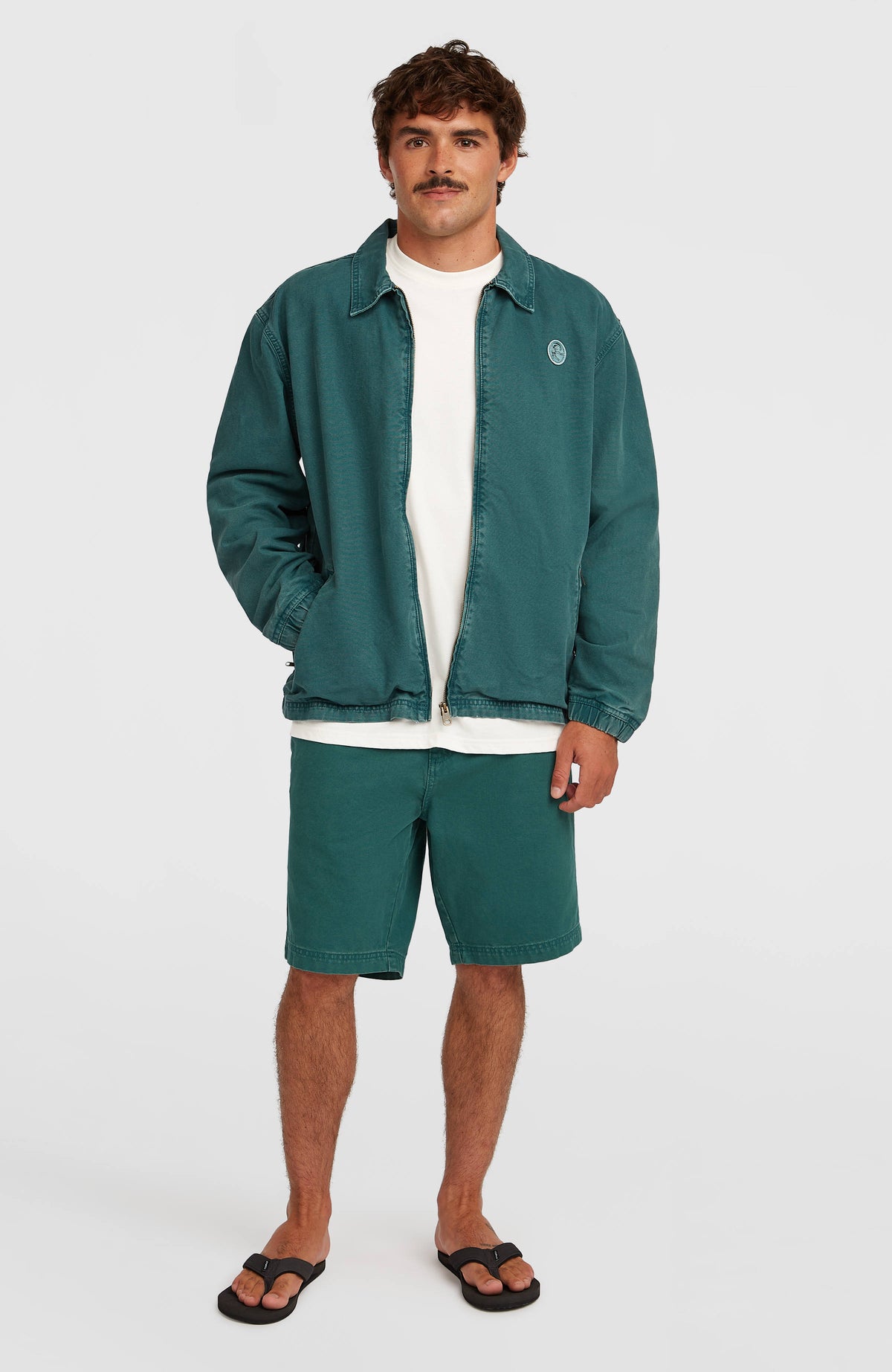O'Riginals Jacke für Herren, grün, Ganzkörperansicht am Model von vorne mit passenden Shorts