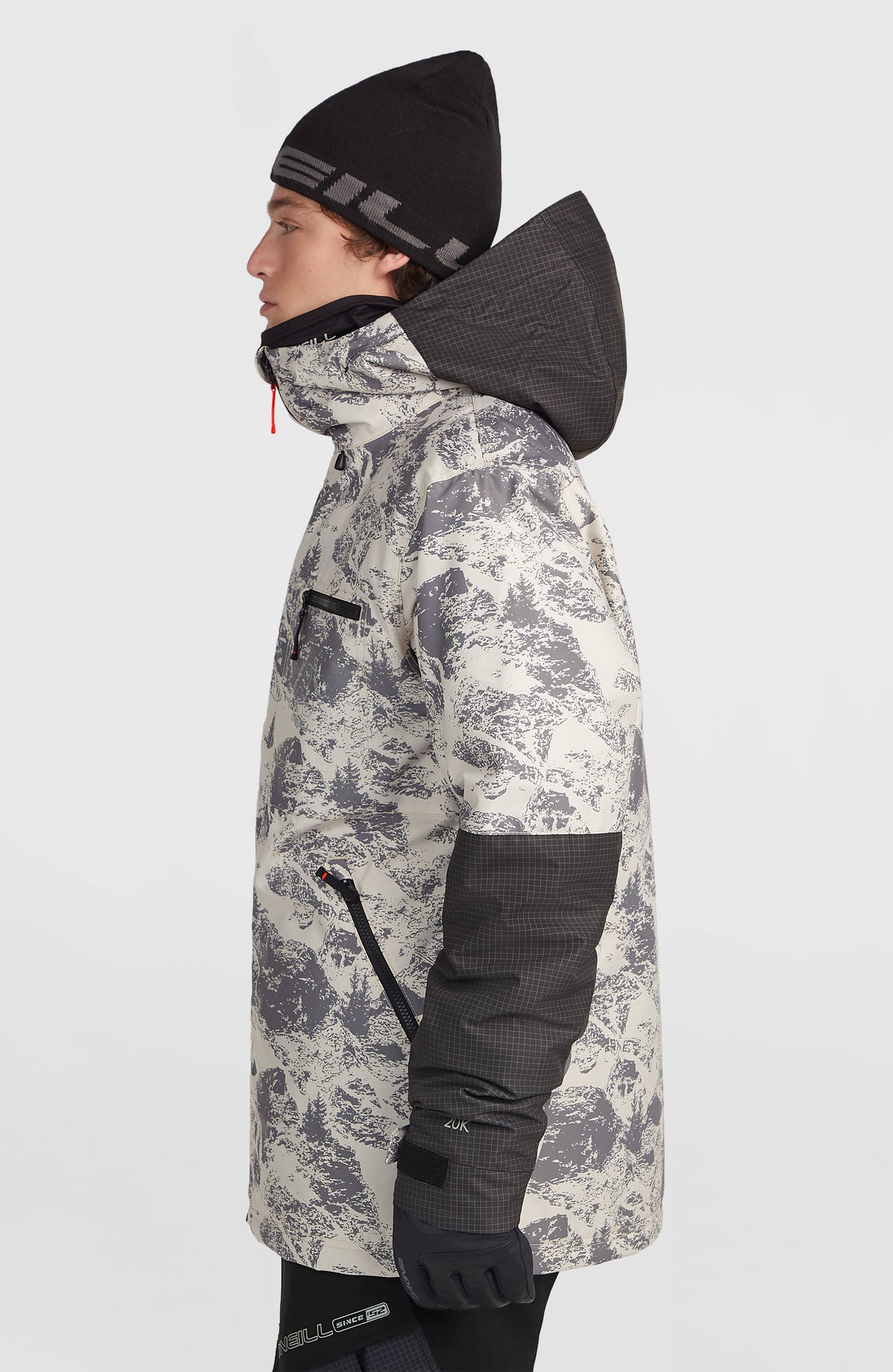 FWC'Peak Skijacke für Herren, grau mit Bergmuster in Weiß, Seitenansicht am Model mit Ärmelpanel