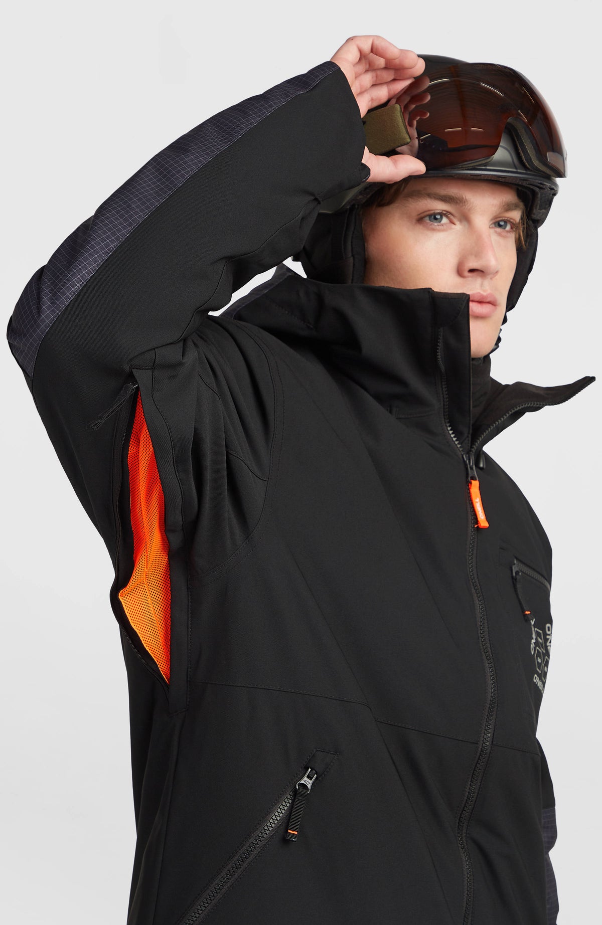 FWC'Peak Skijacke für Herren, schwarz, Detailansicht des geöffneten Belüftungsreißverschlusses am Model