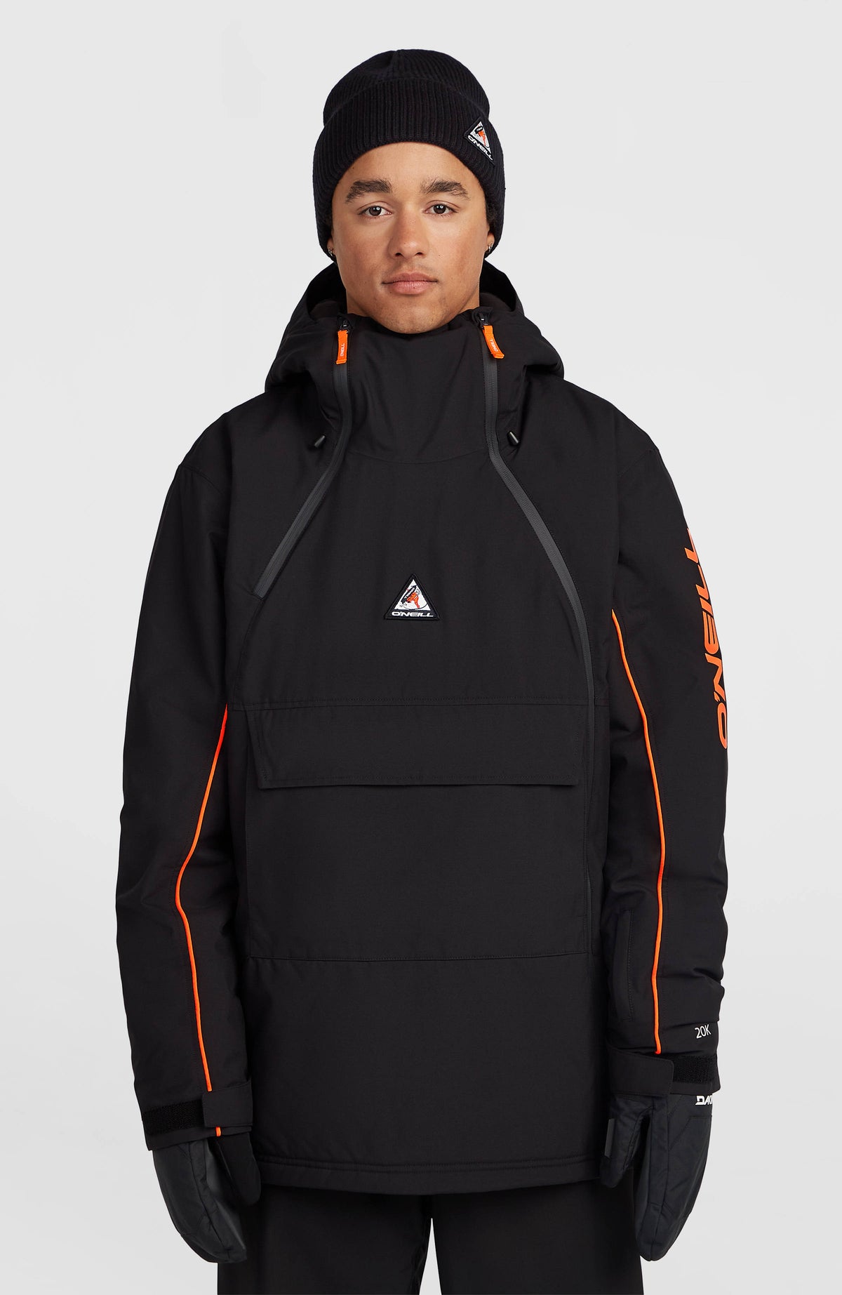 O'Neill FWC'Play Asymmetric Ski- und Snowboardjacke für Herren, schwarz, getragen am Model, Vorderansicht