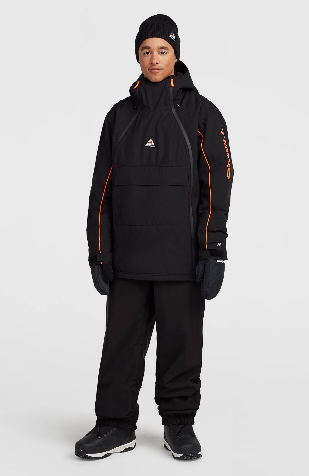 FWC'Play Asymmetric Ski- und Snowboardjacke für Herren in Schwarz, getragen am Model in Ganzkörperansicht