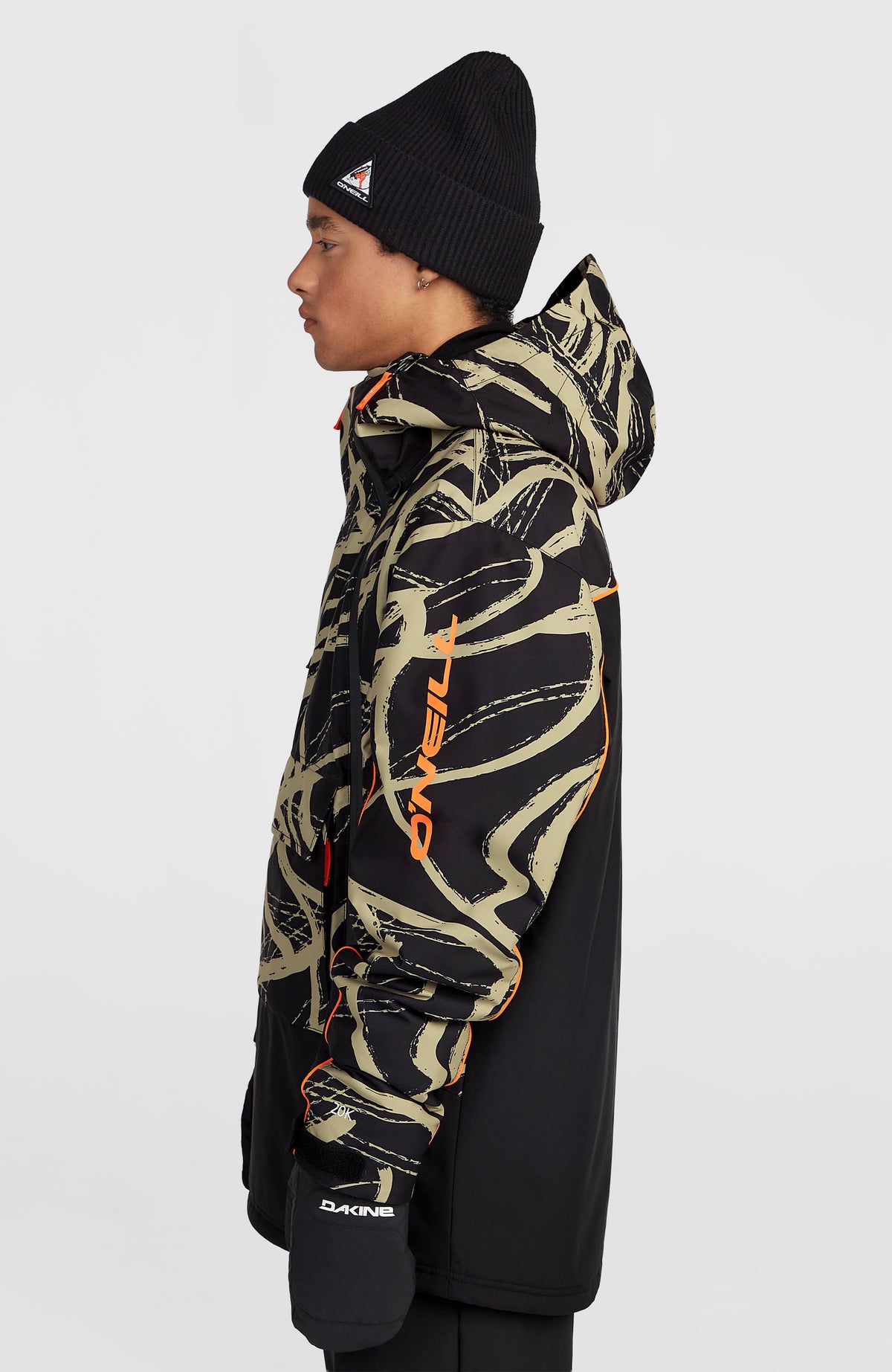 FWC'Play Asymmetric Ski- und Snowboardjacke für Herren, beige, Seitenansicht am Model mit Schriftzug am Ärmel