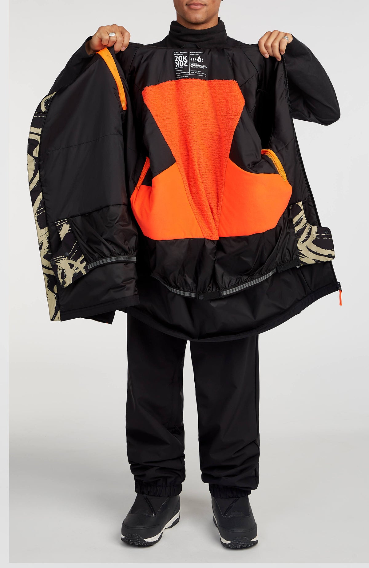 FWC'Play Asymmetric Ski- und Snowboardjacke, beige, geöffnet am Model mit Blick auf das Innenfutter und Schneefang