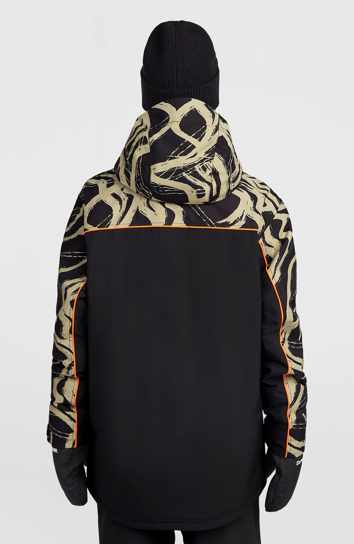 FWC'Play Asymmetric Ski- und Snowboardjacke für Herren, beige mit Grafikmuster in Schwarz, Rückansicht am Model