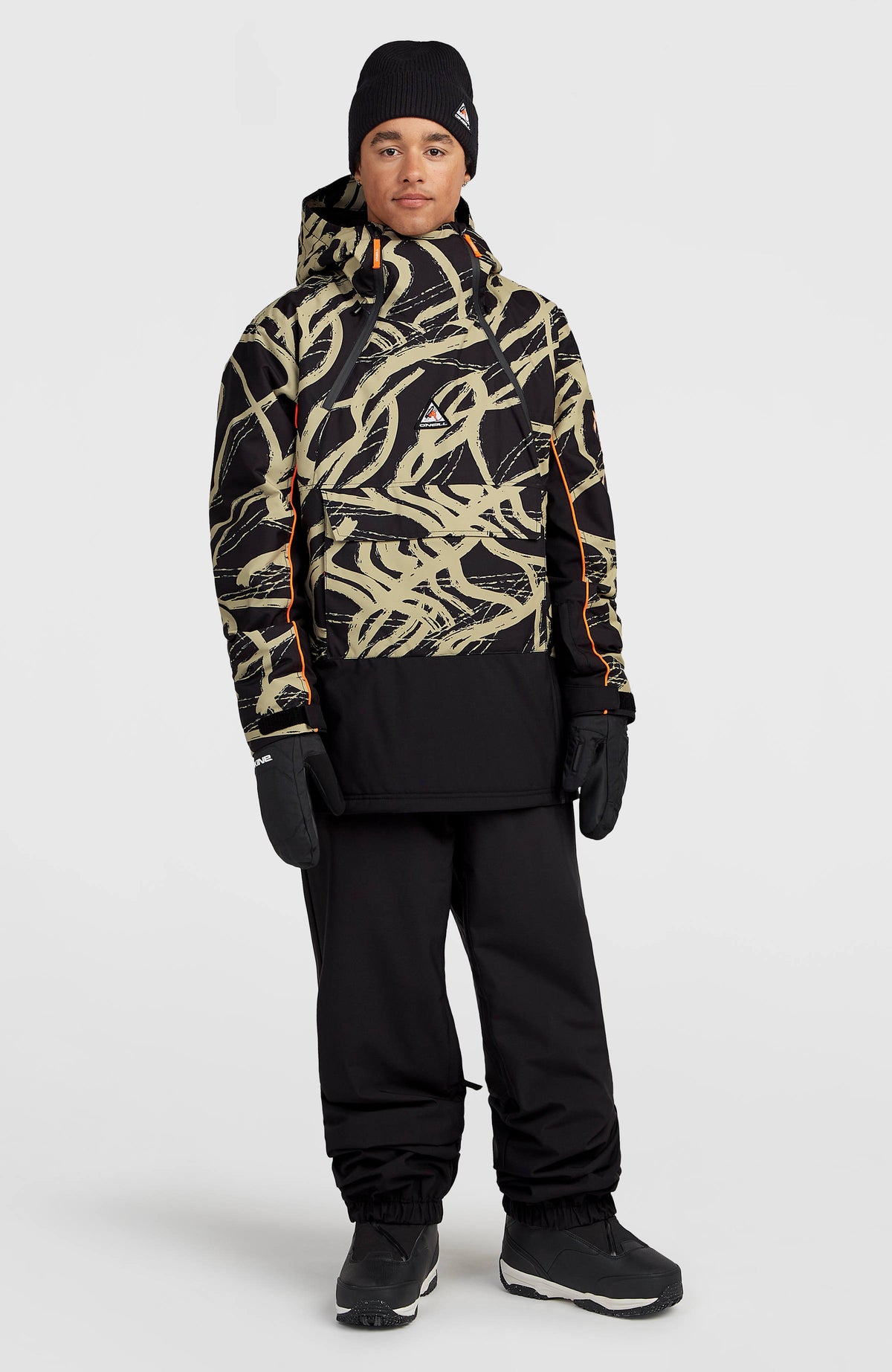 FWC'Play Asymmetric Ski- und Snowboardjacke für Herren, beige mit Grafikmuster in Schwarz, getragen am Model