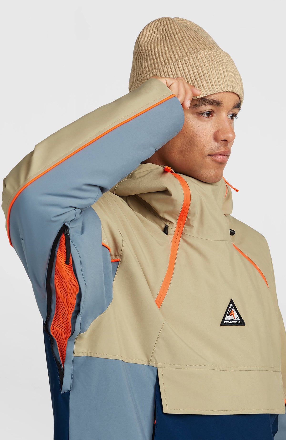 FWC'Play Asymmetric Ski- und Snowboardjacke, beige, Nahaufnahme des Belüftungsreißverschlusses am Ärmel