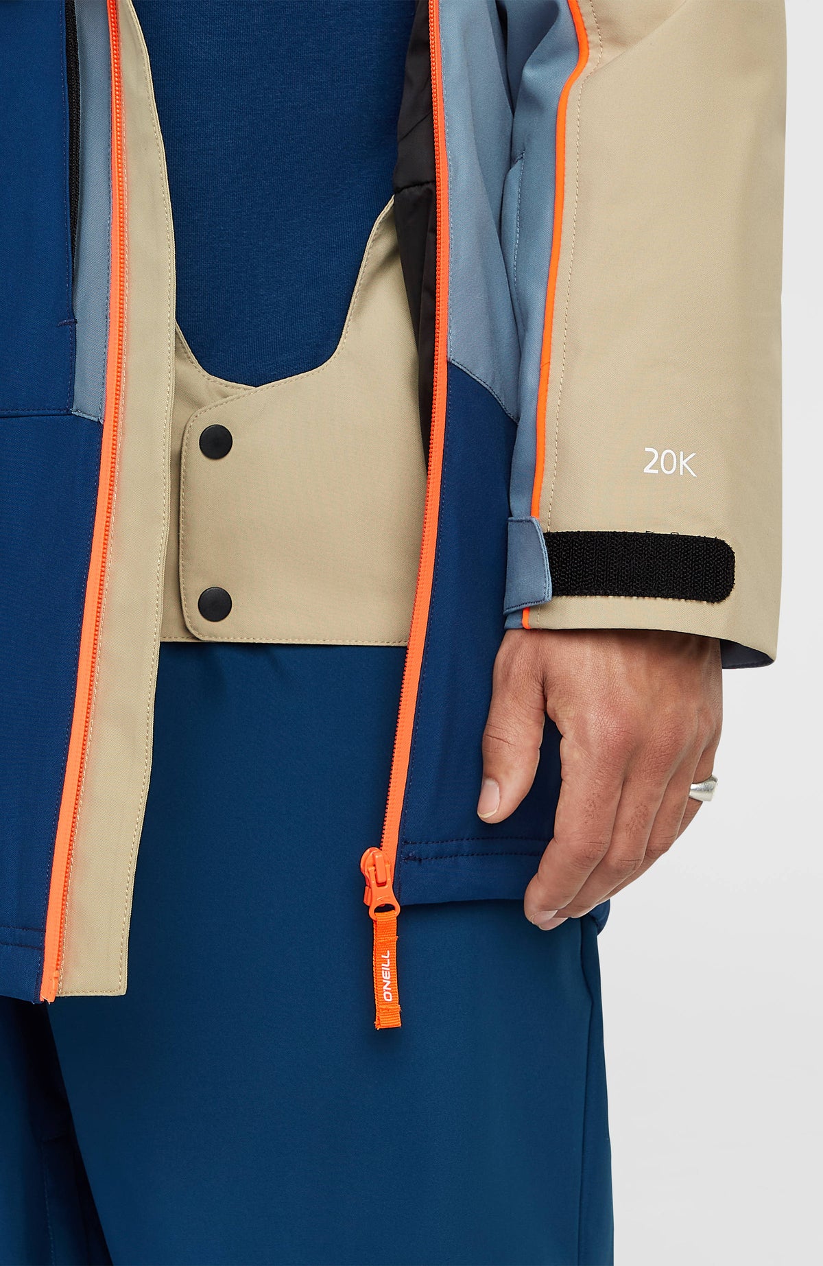 FWC'Play Asymmetric Ski- und Snowboardjacke, beige, Nahaufnahme von Reißverschluss und Klettverschluss am Ärmel