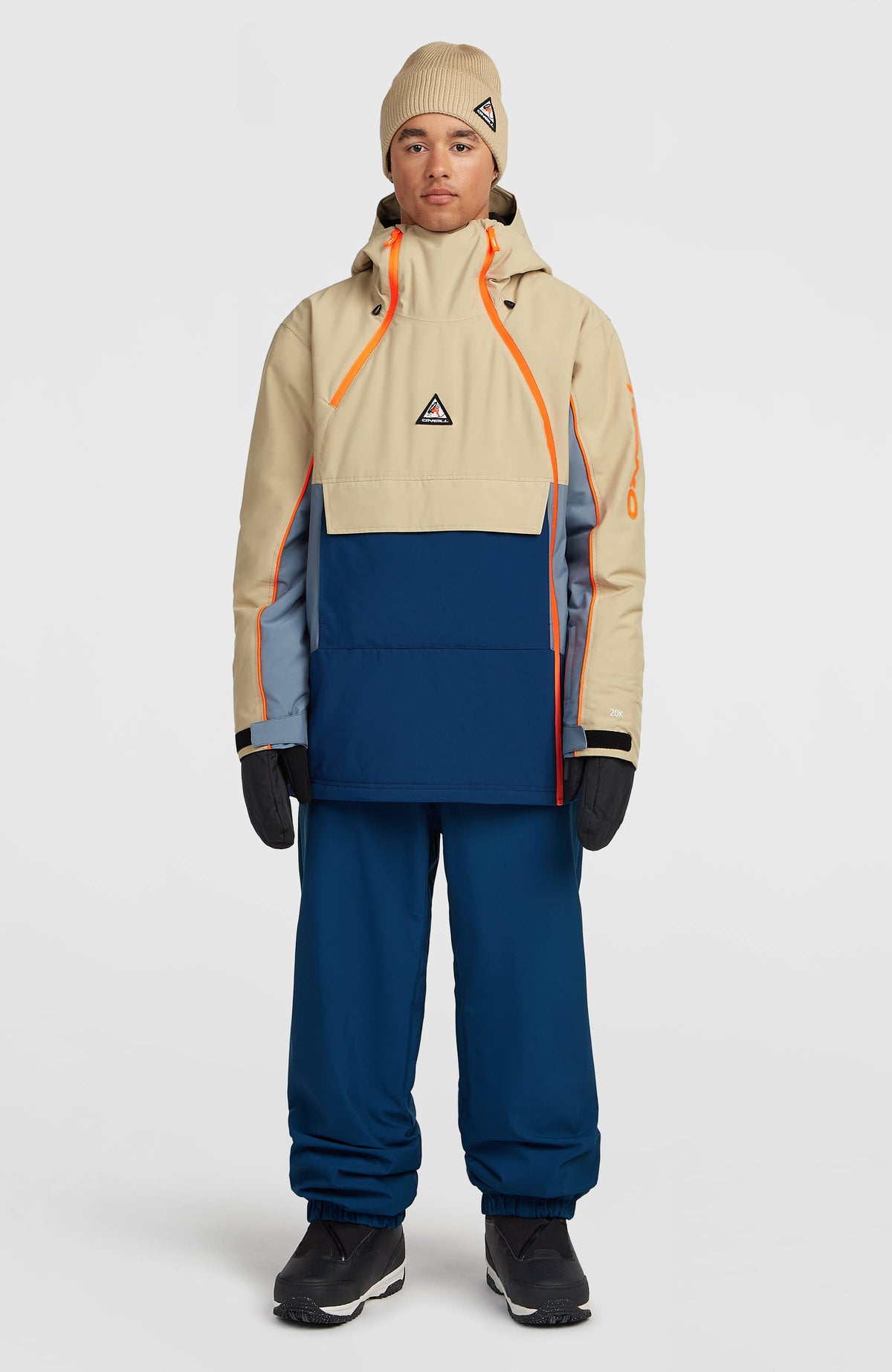 FWC'Play Asymmetric Ski- und Snowboardjacke für Herren, beige, Ganzkörperansicht von vorne getragen am Model