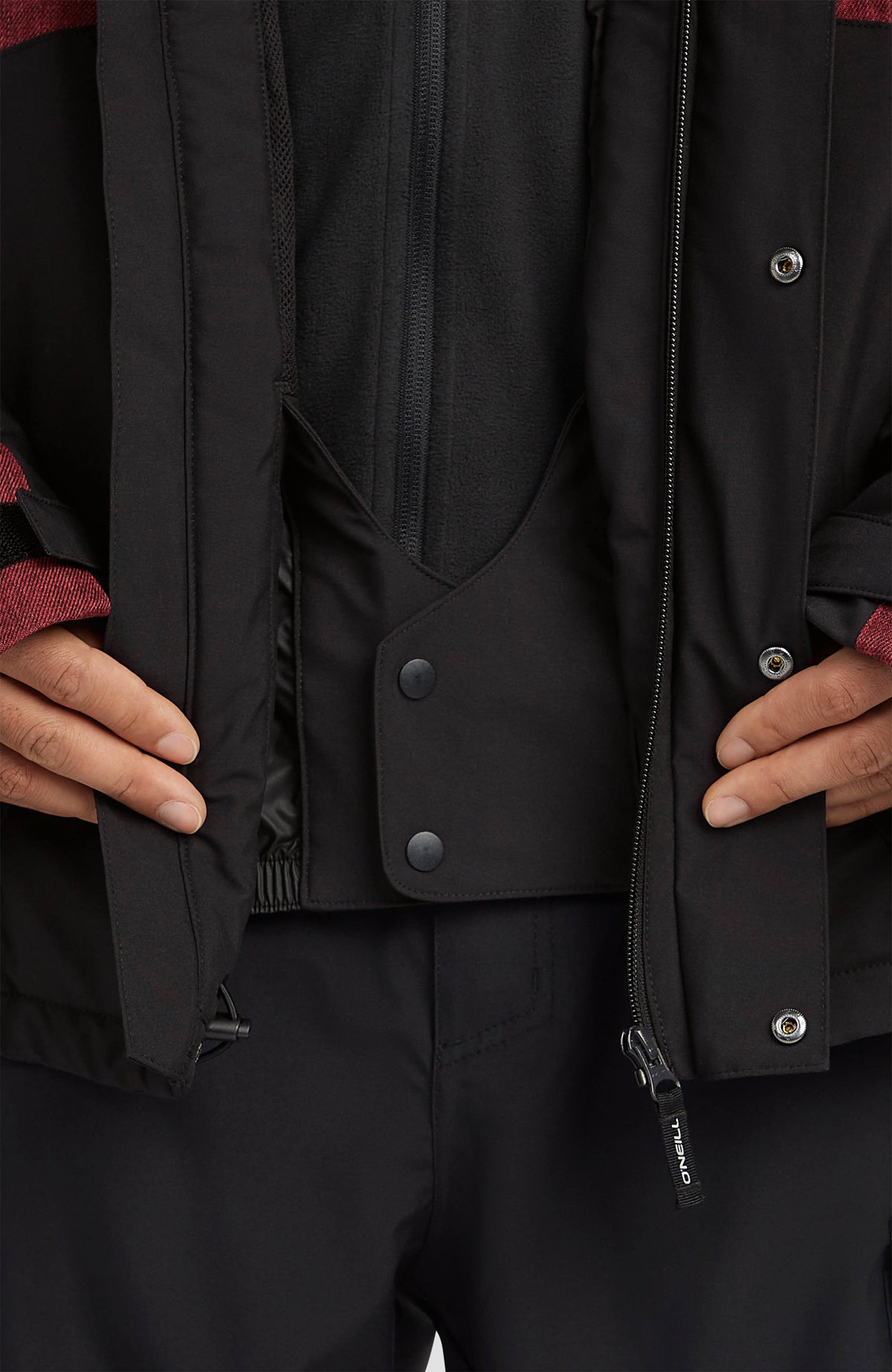 FWC'Cruz Melange Skijacke für Herren, rot meliert, Nahaufnahme des integrierten Schneefangs mit Druckknöpfen am Model
