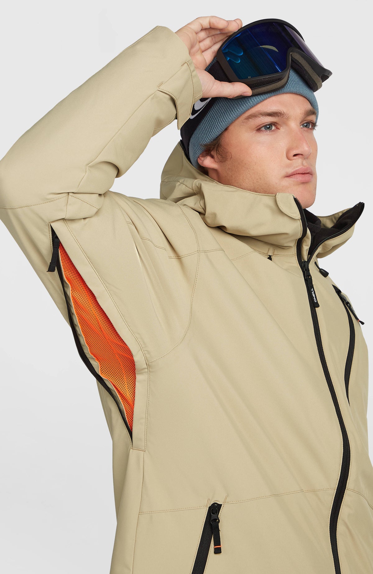FWC'Cruz Skijacke für Herren, beige, Detailansicht des geöffneten Belüftungsreißverschlusses am Model