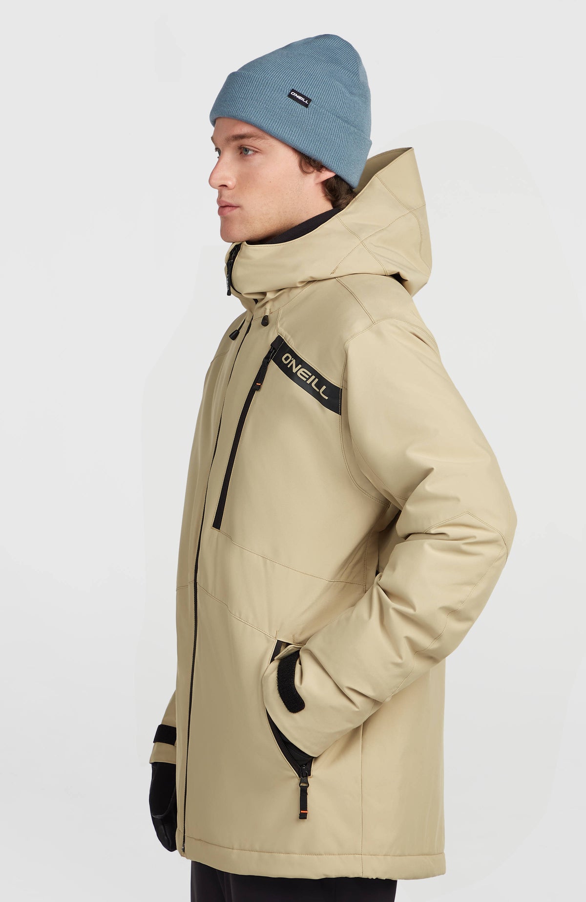 FWC'Cruz Skijacke für Herren, beige, Seitenansicht am Model mit Logo-Schriftzug auf der Brust