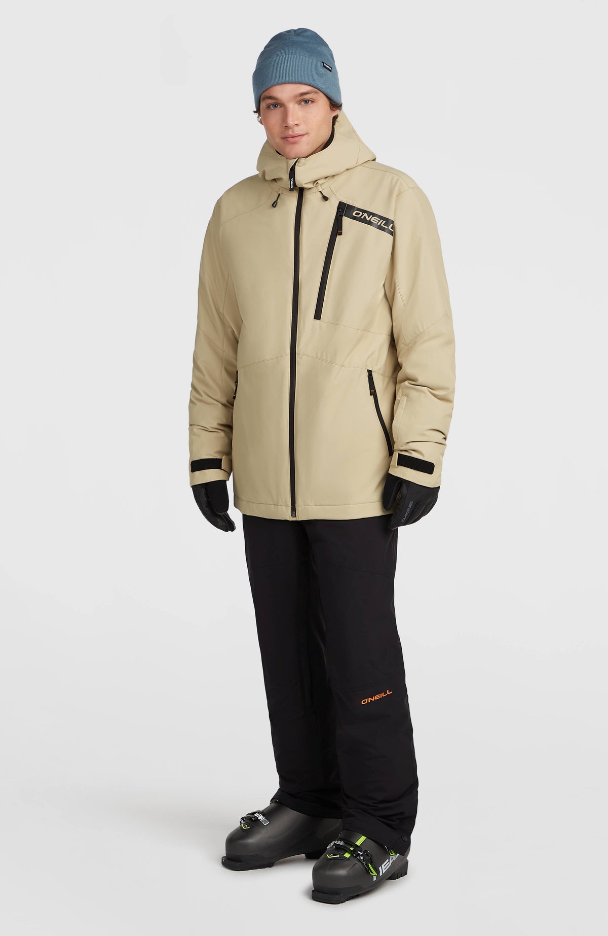 FWC'Cruz Skijacke für Herren in Beige, getragen am Model, Ganzkörperansicht von vorne