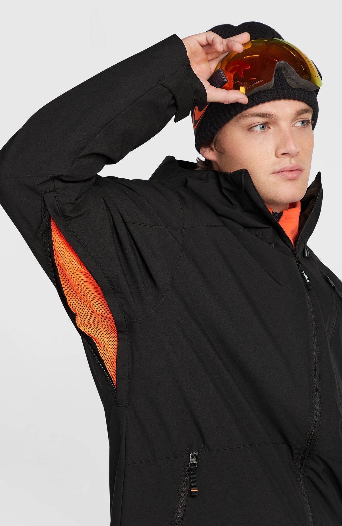FWC'Cruz Skijacke für Herren, schwarz, am Model, geöffneter Belüftungsreißverschluss mit orangefarbenem Mesh