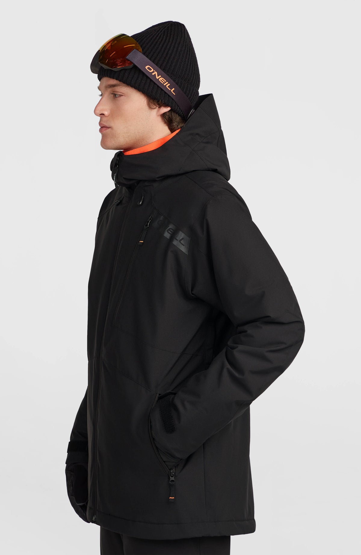 FWC'Cruz Skijacke für Herren, schwarz, Halbprofil am Model mit Reißverschlusstasche und dezentem Logo-Patch