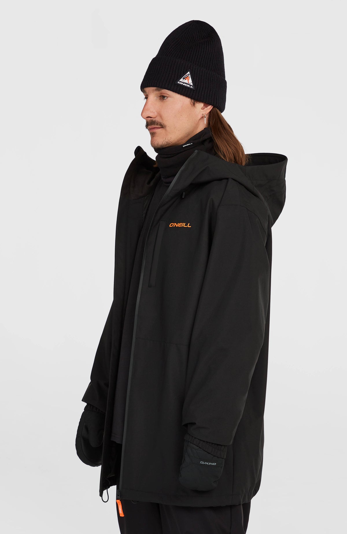 FWC'Play Park Ski- und Snowboardjacke für Herren, schwarz, seitliche Ansicht am Model mit Stehkragen
