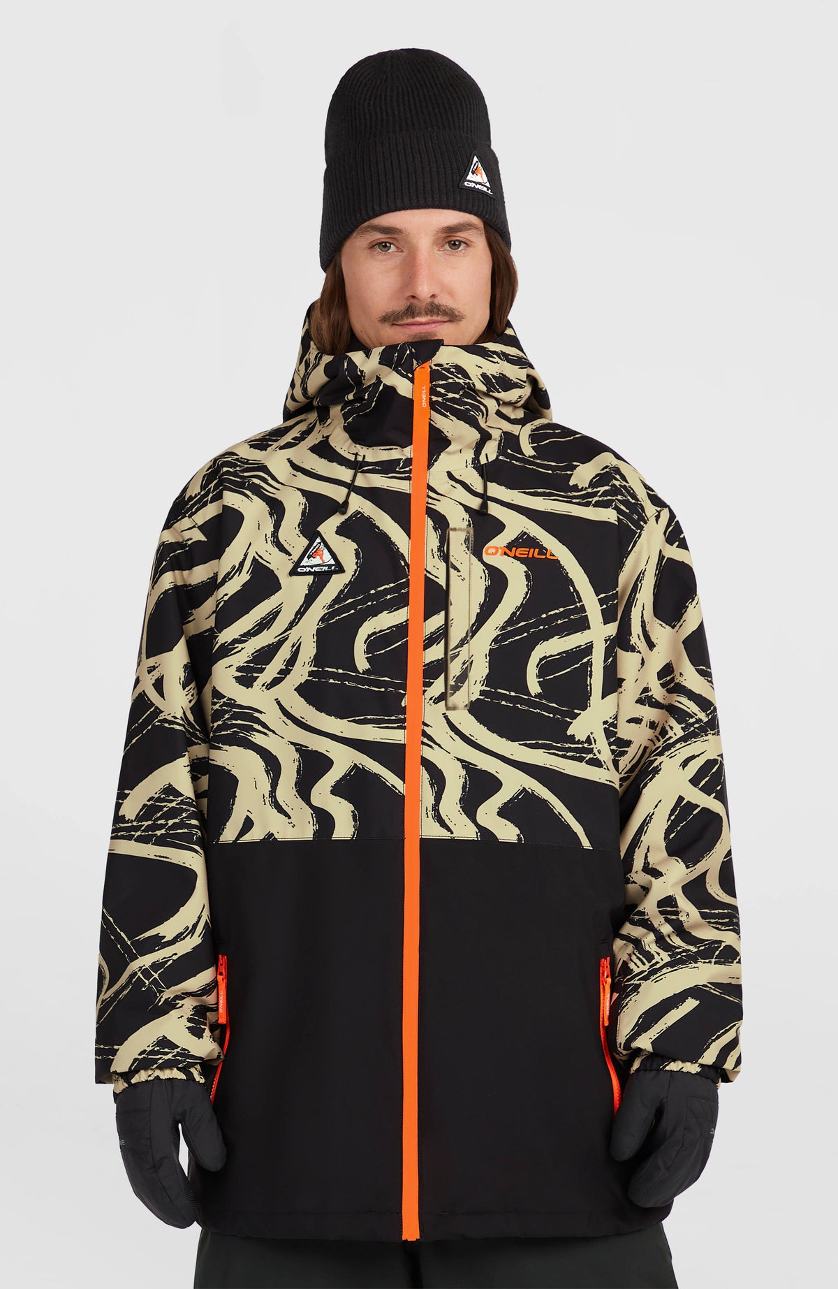 O'Neill FWC'Play Park Ski- und Snowboardjacke für Herren, beige mit Linienmuster in Schwarz, Vorderansicht am Model