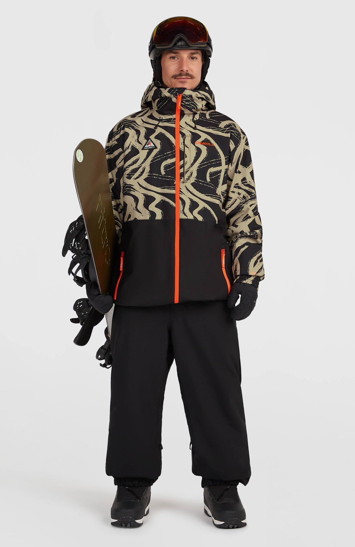 FWC'Play Park Ski- und Snowboardjacke für Herren, beige mit Linienmuster in Schwarz, Ganzkörperansicht am Model