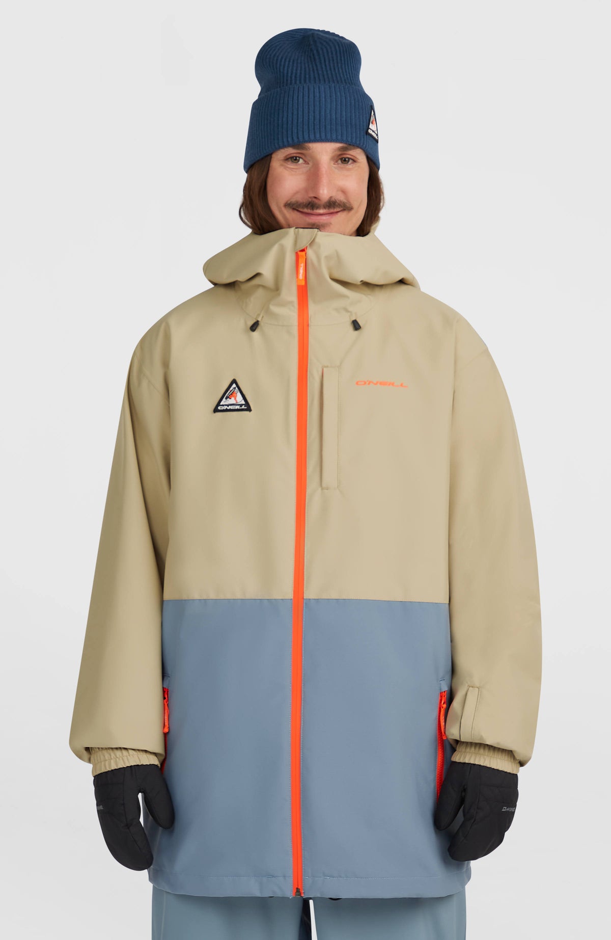O'Neill FWC'Play Park Ski- und Snowboardjacke für Herren, beige, Vorderansicht am Model mit Reißverschluss