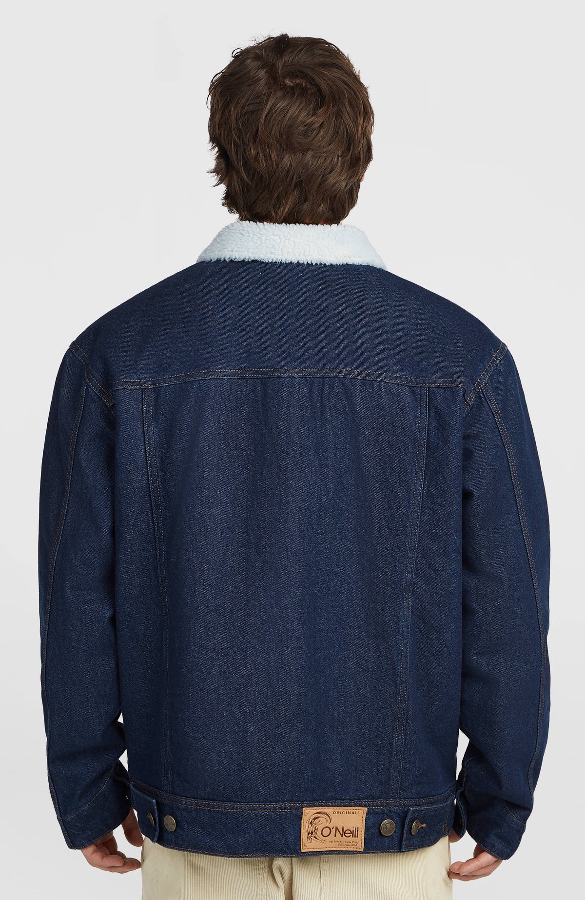 O'Riginals Jeansjacke für Herren, blau, klassische Rückansicht am Model mit Kragen und Ziernähten