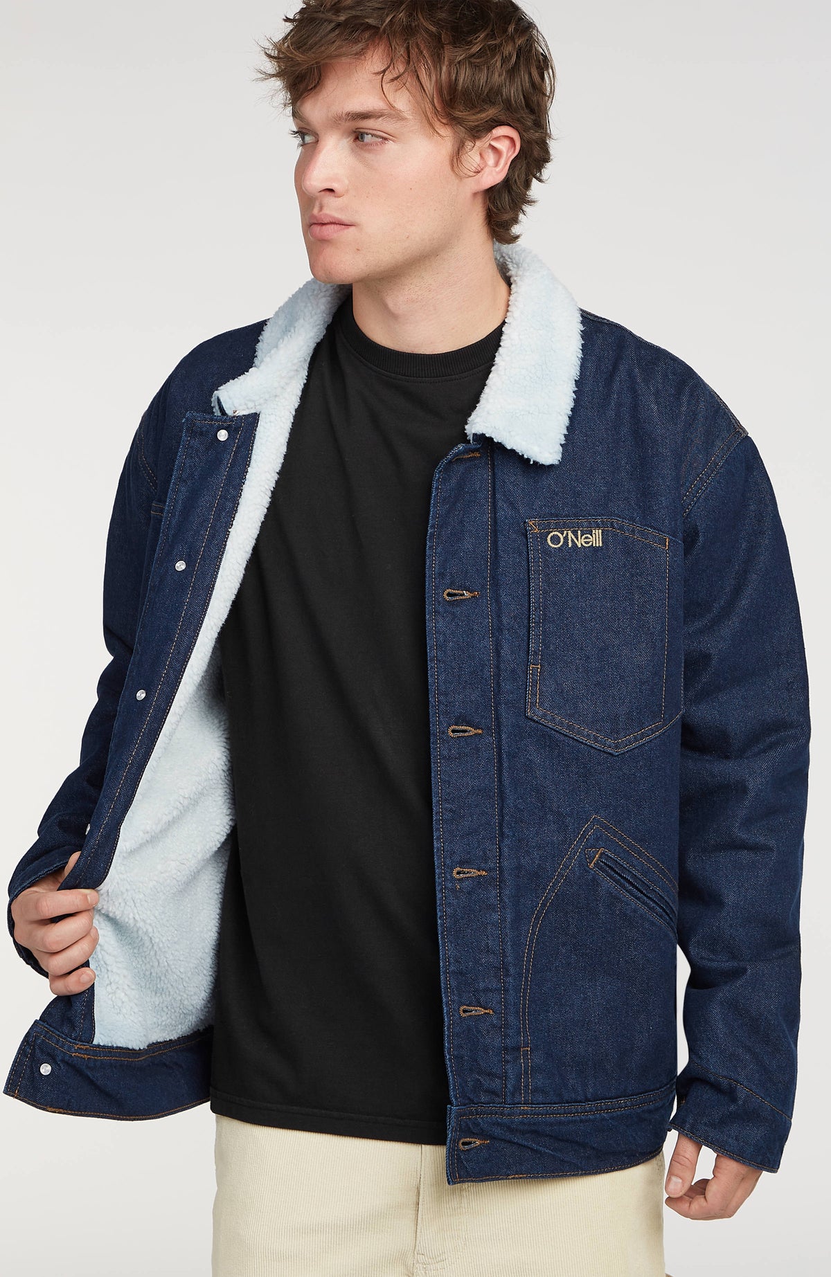 O'Riginals Jeansjacke für Herren, blau, halboffen getragen am Model mit sichtbarem Innenfutter