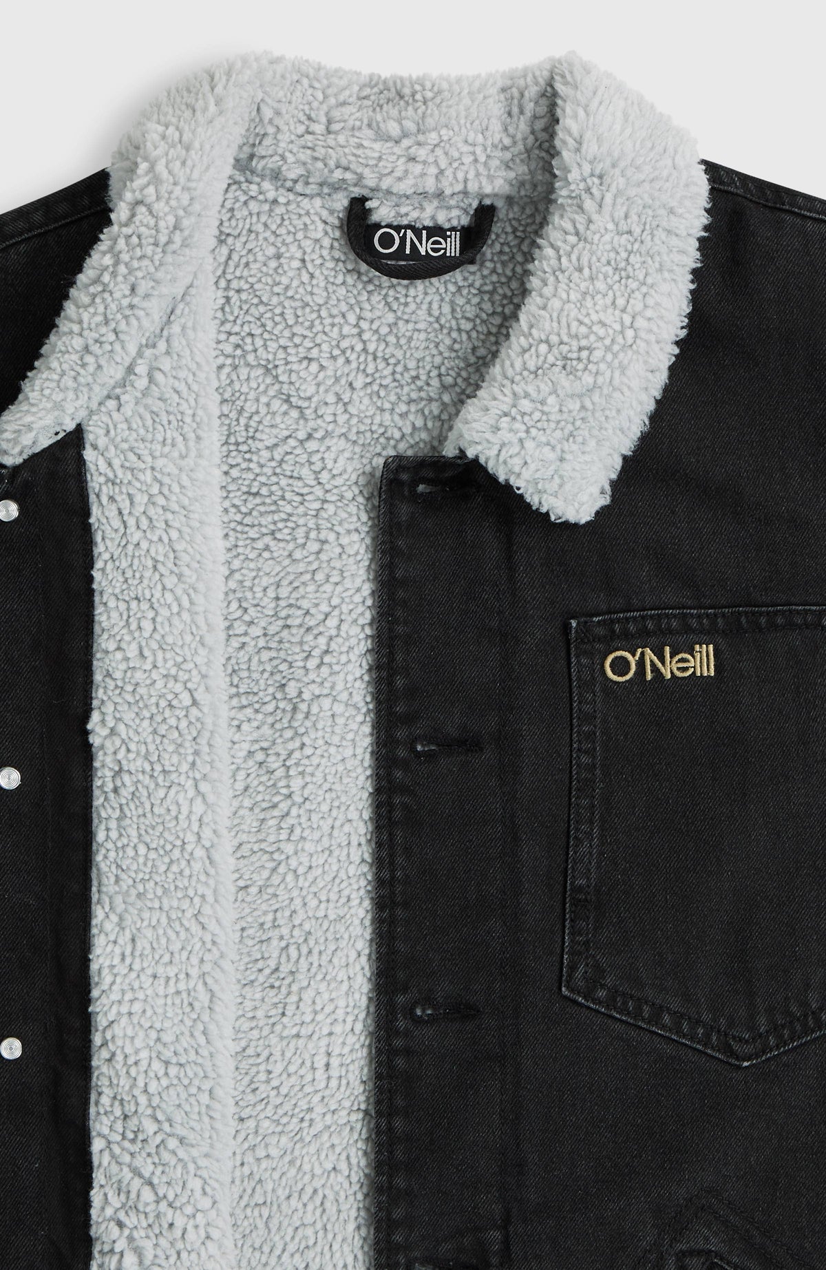 Nahaufnahme der geöffneten schwarzen O'Riginals Jeansjacke, freigestellt mit Fokus auf Kragen und Innenfutter