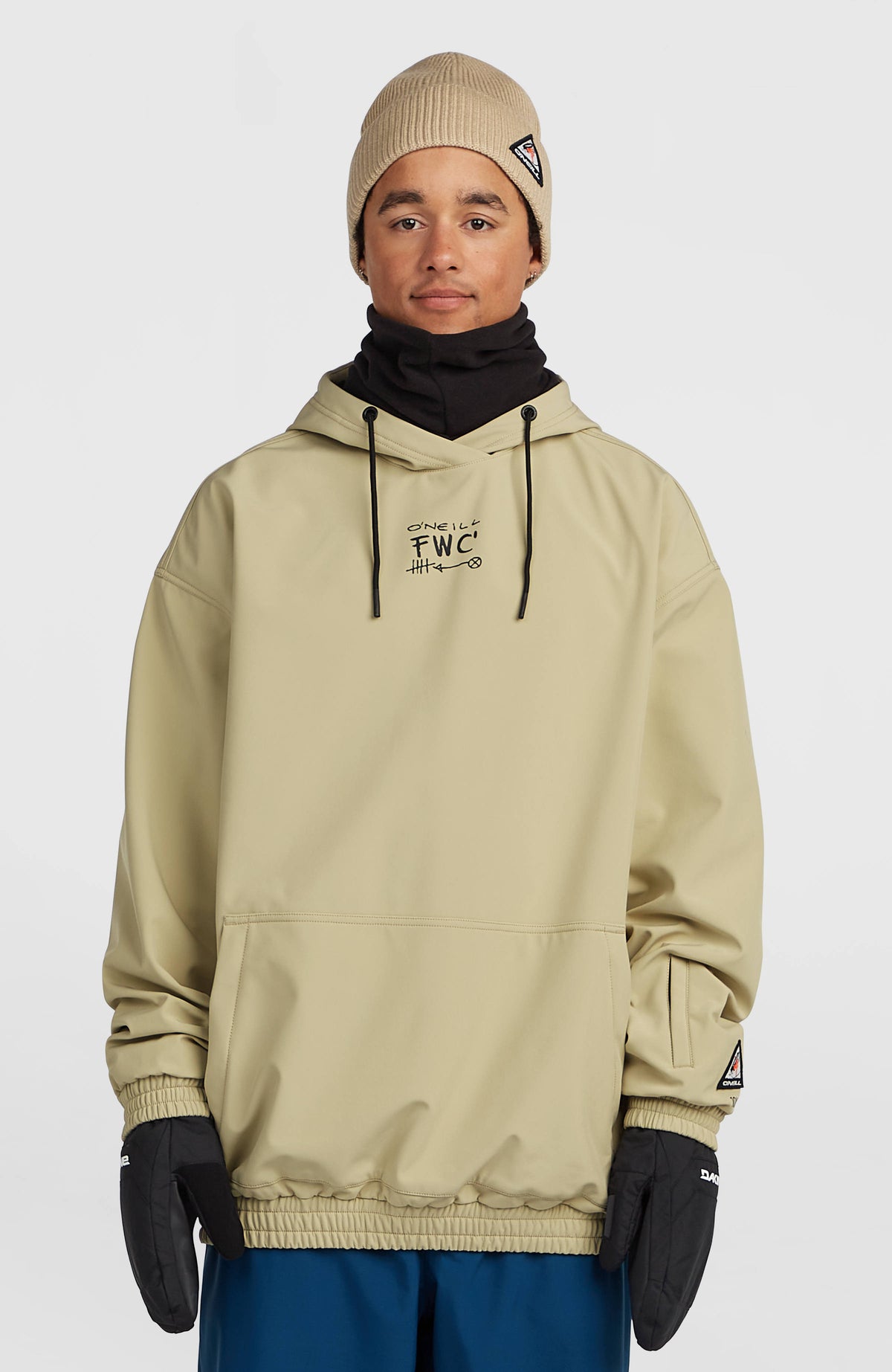 O'Neill FWC'Play Softshell-Hoodie für Herren, beige mit Logo-Print in Schwarz, Vorderansicht mit Kängurutasche am Model