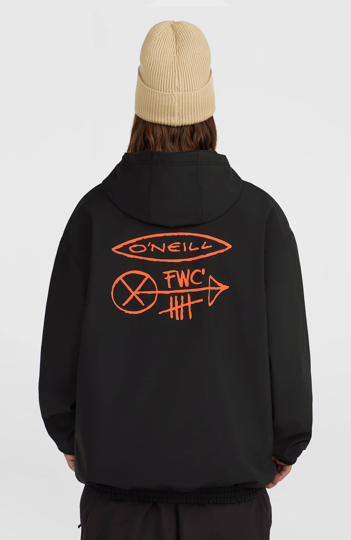 FWC'Play Softshell-Hoodie, schwarz mit Logo-Print in Orange, Rückansicht am Model mit großem Rückenprint
