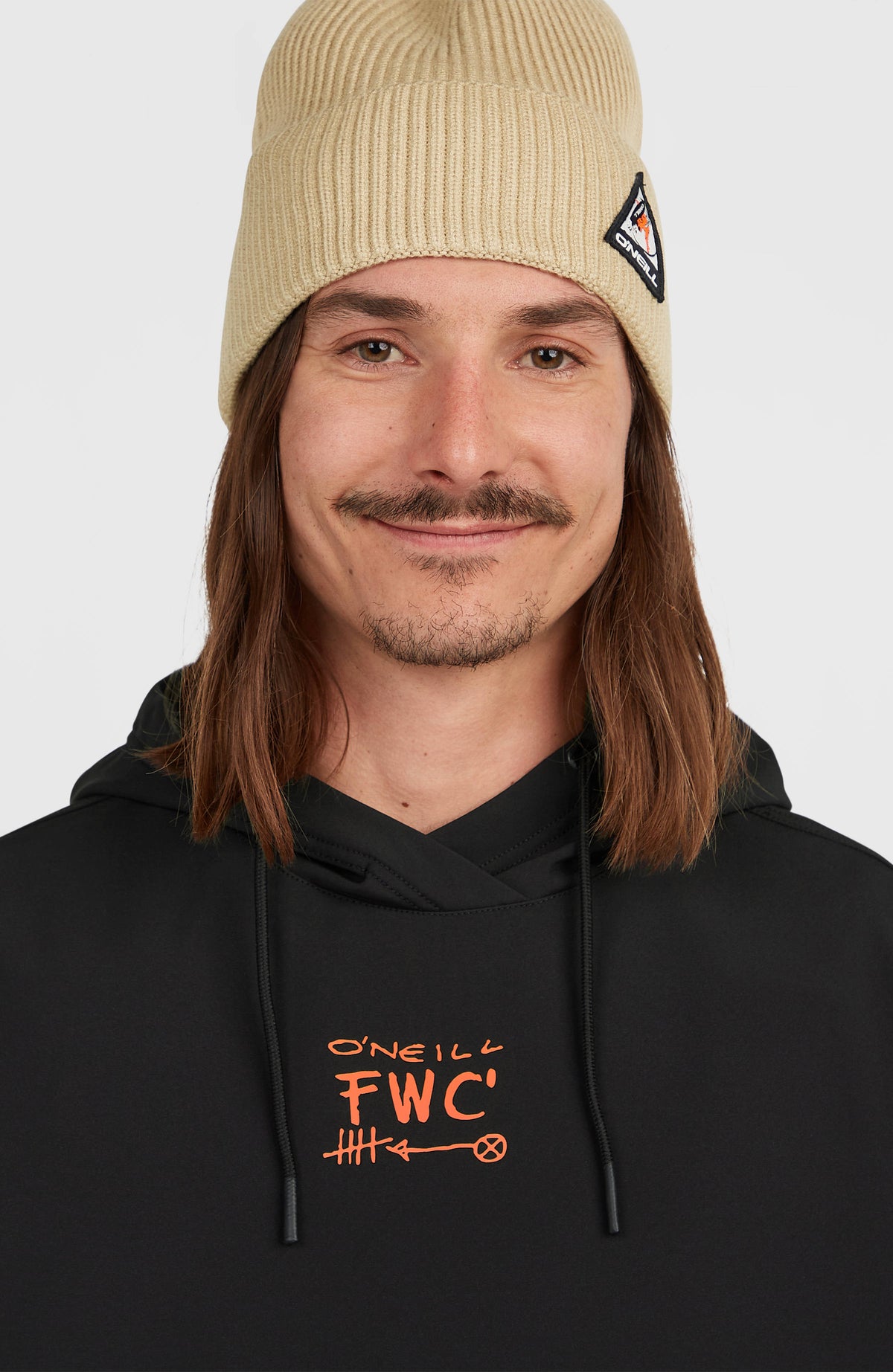 Nahaufnahme des Kragens und Kordelzugs am schwarzen FWC'Play Softshell-Hoodie mit Logo-Print in Orange