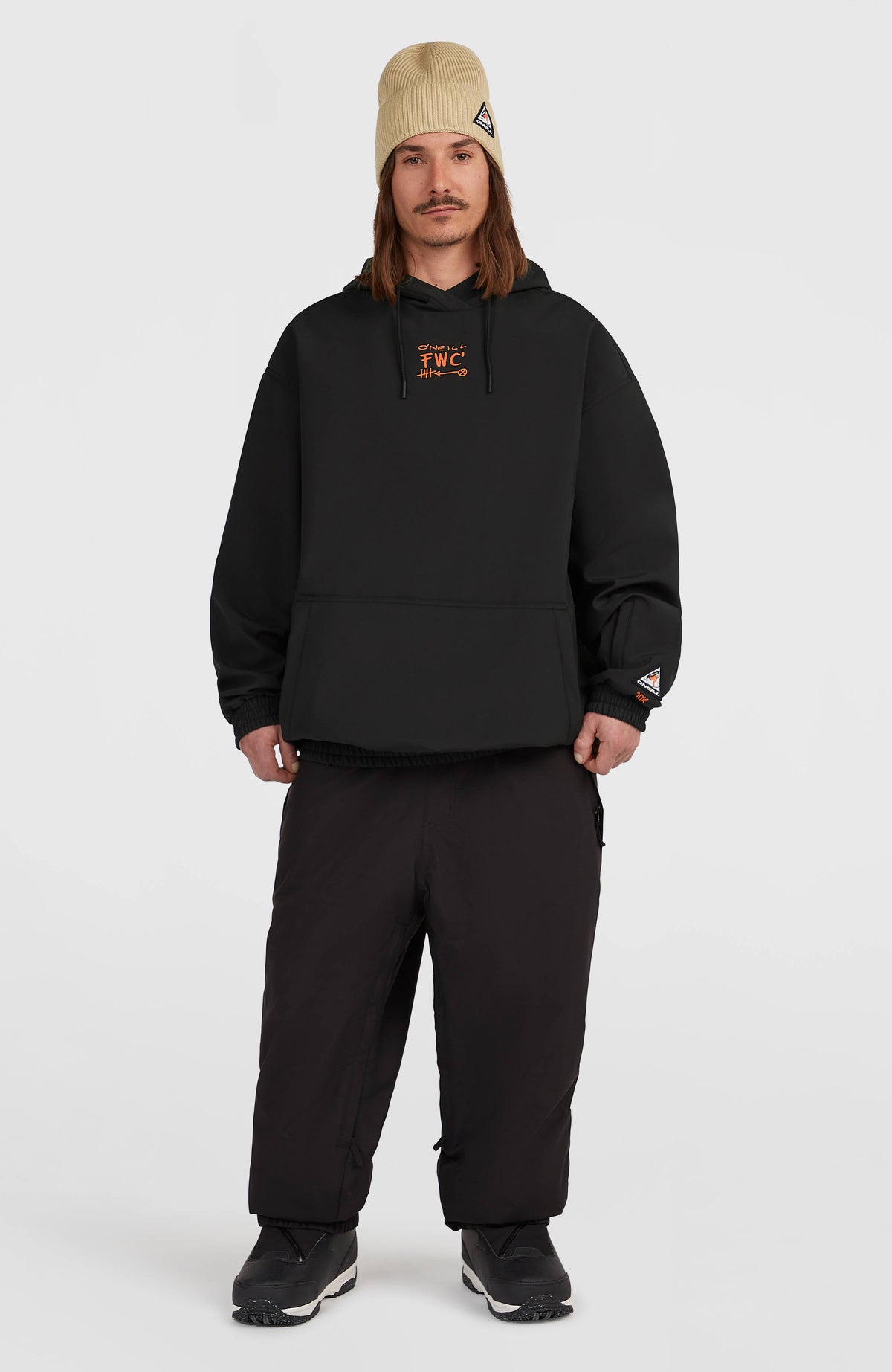 FWC'Play Softshell-Hoodie für Herren, schwarz mit Logo-Print in Orange, Ganzkörperansicht getragen am Model