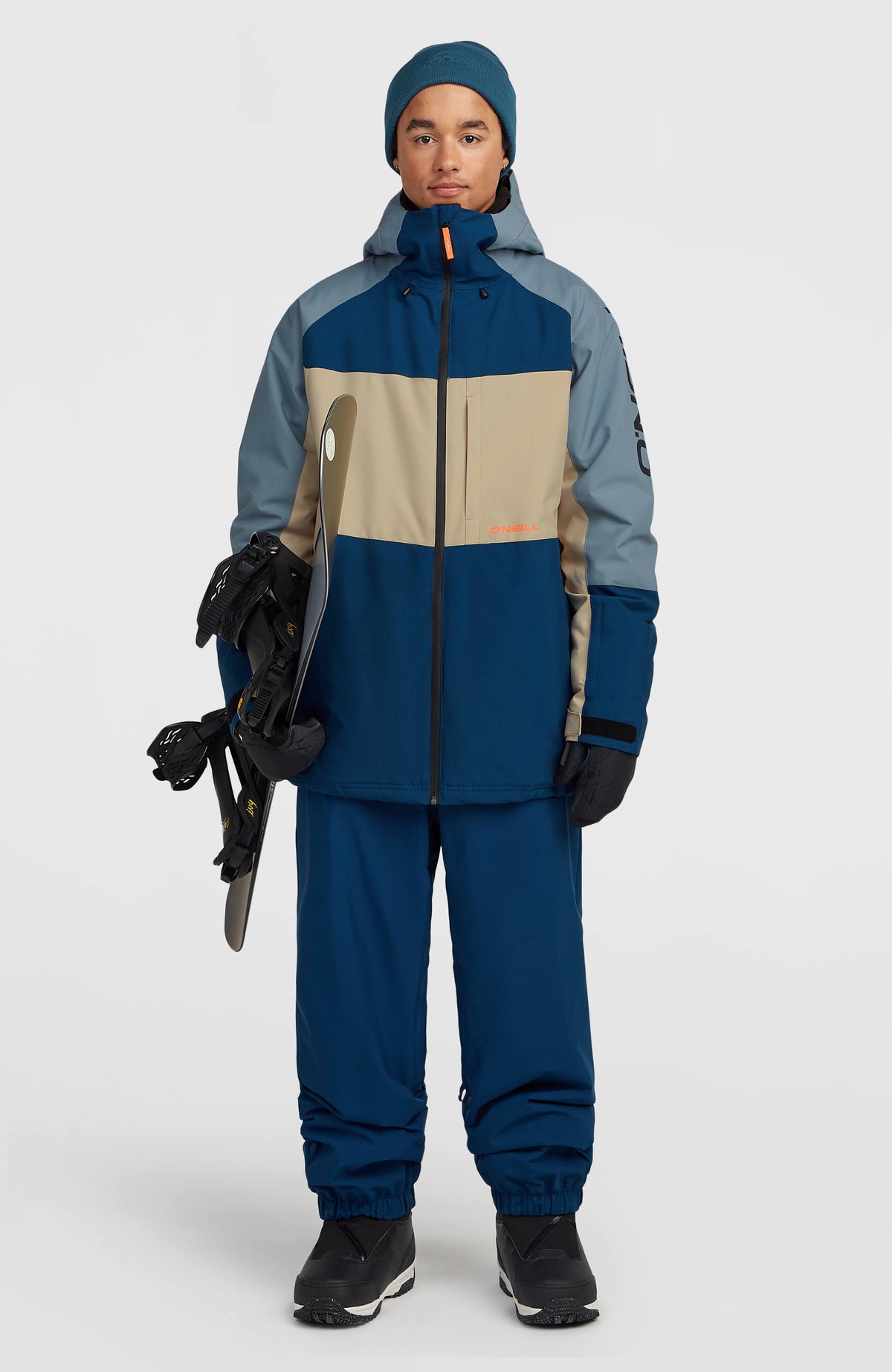FWC'Cruz Mean Machine Skijacke für Herren, blau, Ganzkörperansicht am Model mit Snowboard