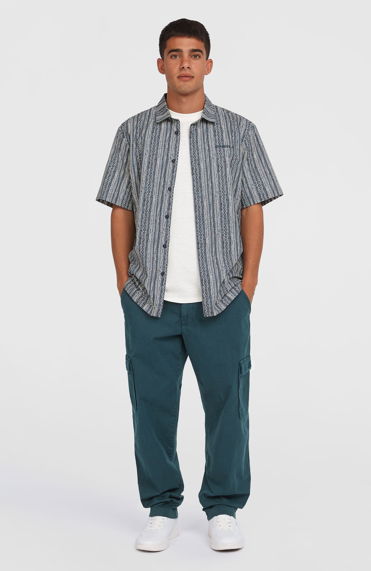 O'Neill Essentials Cargohose für Herren, blau, Frontalansicht am Model, lockerer Schnitt mit Cargotaschen