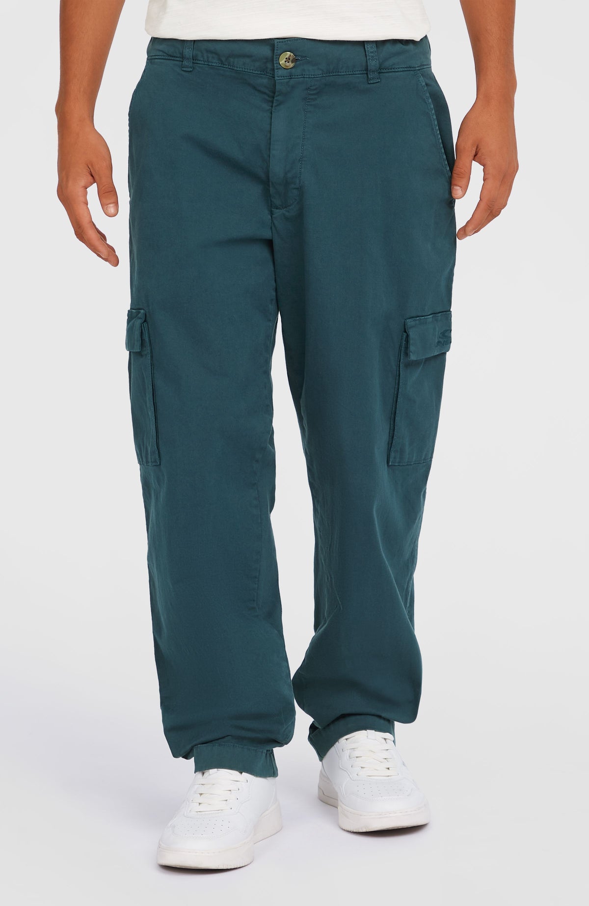Blaue Essentials Cargohose für Herren, Vorderansicht am Model, aufgesetzte Pattentaschen und Bund mit Knopf