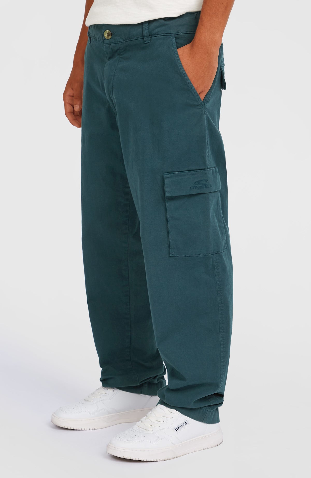 Essentials Cargohose für Herren, blau, halbe Seitenansicht am Model mit aufgesetzter Cargotasche und Logo