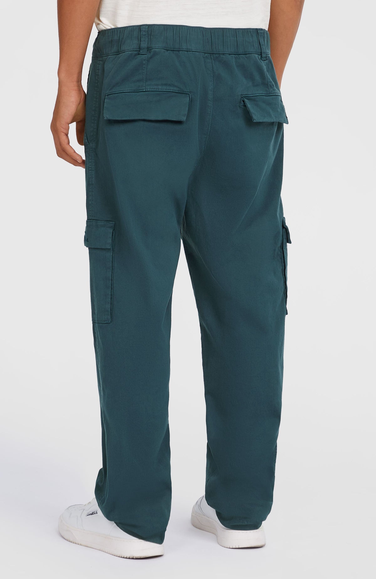 Essentials Cargohose für Herren, blau, Rückansicht am Model, elastischer Hosenbund und Pattentaschen hinten