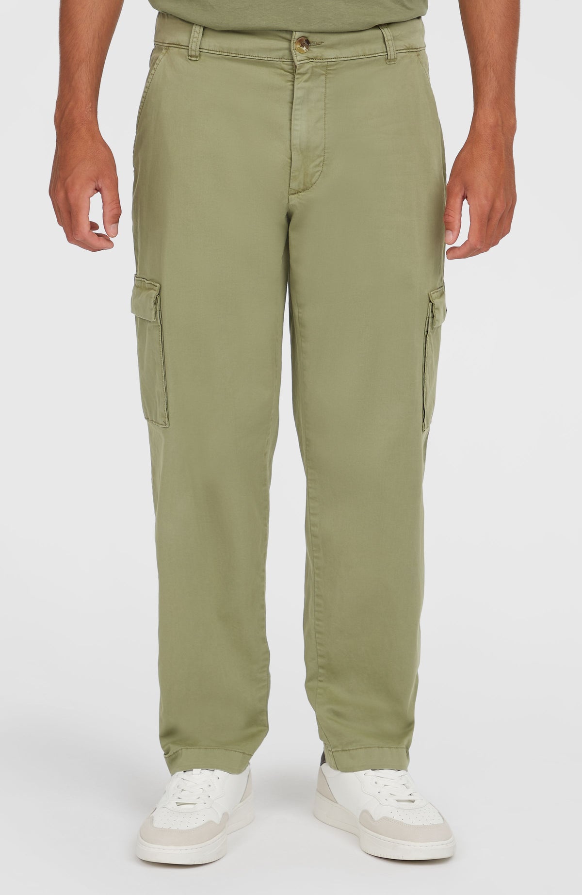 Essentials Cargohose für Herren, grün, Vorderansicht am Model, Bund mit Verschlussknopf und Cargotaschen