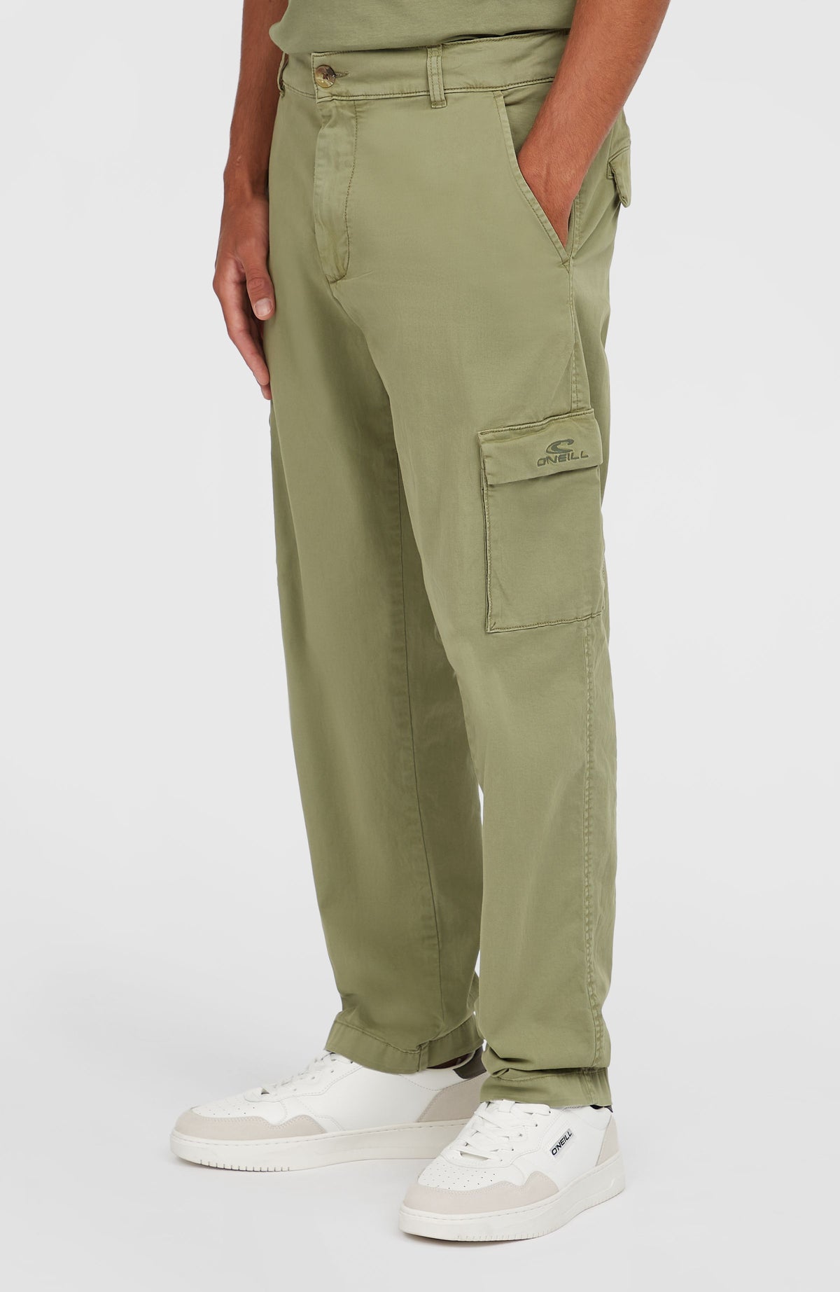 Essentials Cargohose für Herren, grün, Seitenansicht am Model, aufgesetzte Beintasche mit Klappe und Logo