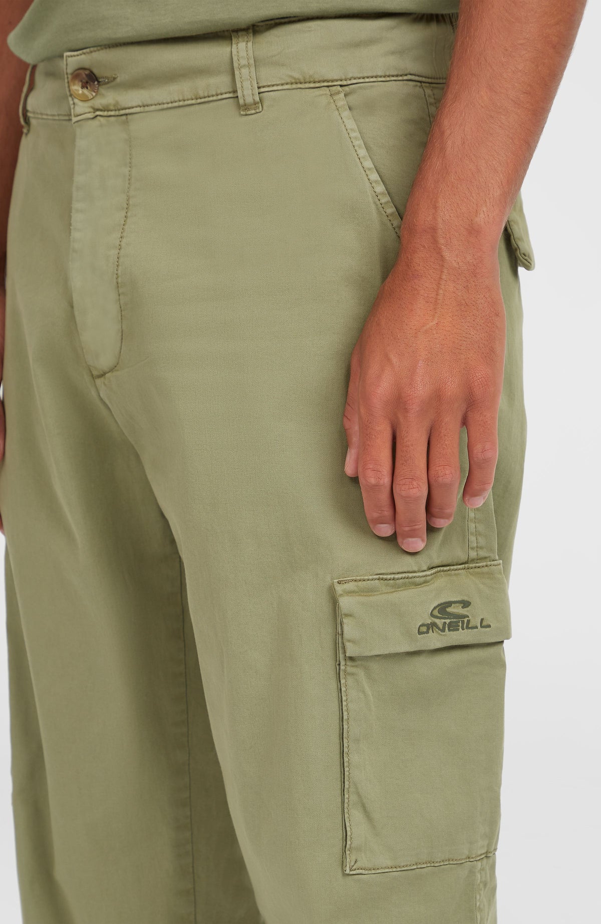 Nahaufnahme der grünen Essentials Cargohose für Herren, aufgesetzte Beintasche mit Klappe und Logo-Stickerei