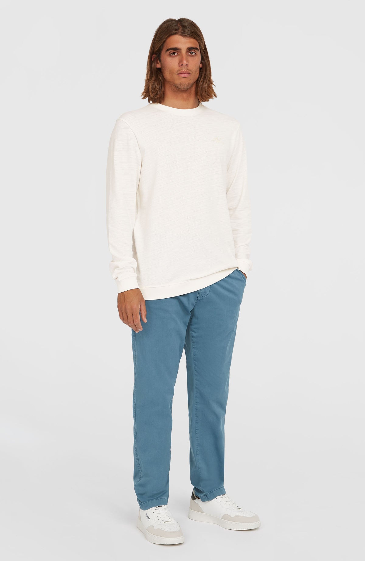 O'Neill Essentials Chino-Hose für Herren, blau, Frontalansicht getragen am Model mit klassischem Schnitt