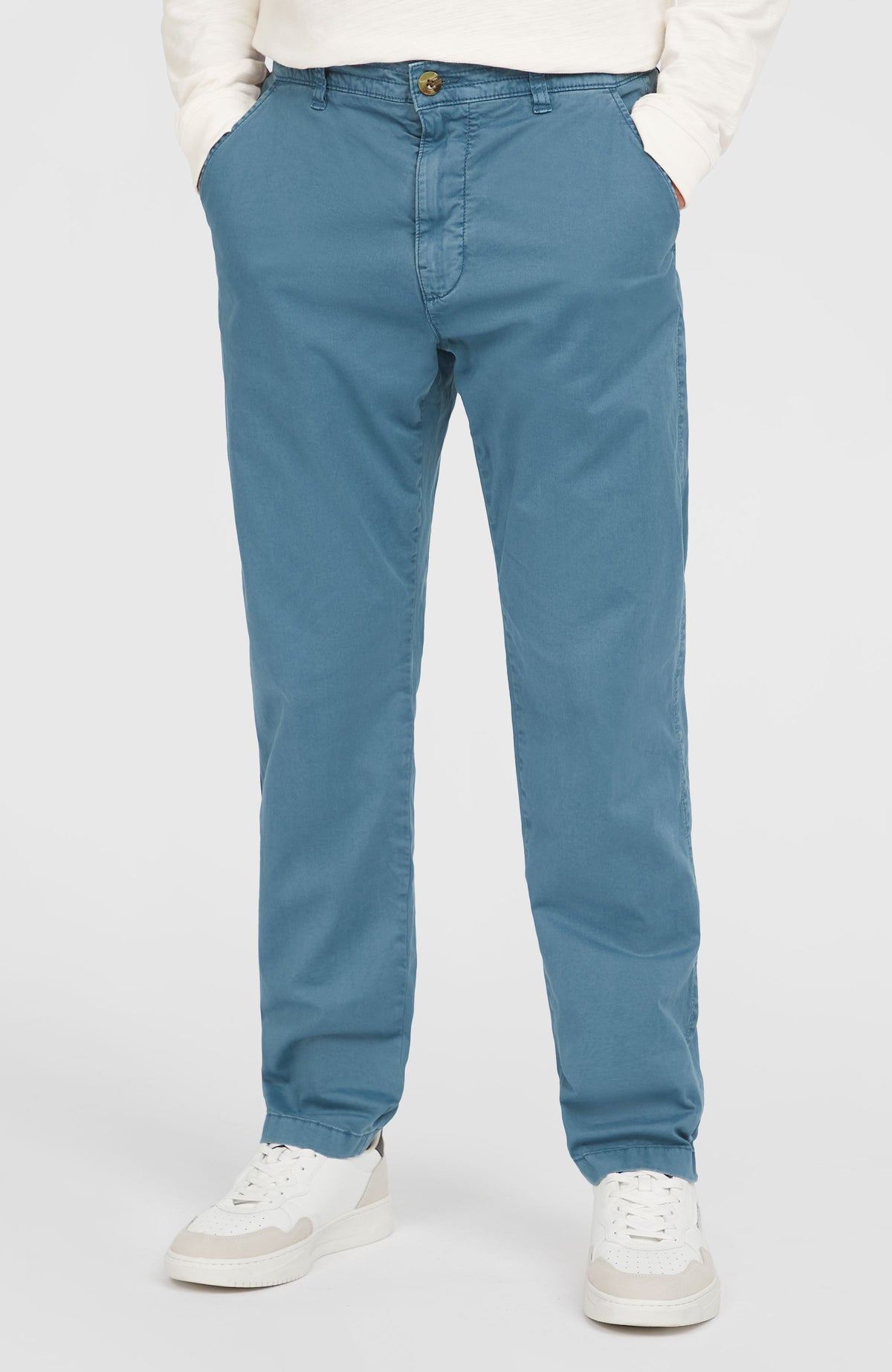Essentials Chino-Hose für Herren, blau, Frontalansicht am Model mit geradem Schnitt von Bund bis Saum
