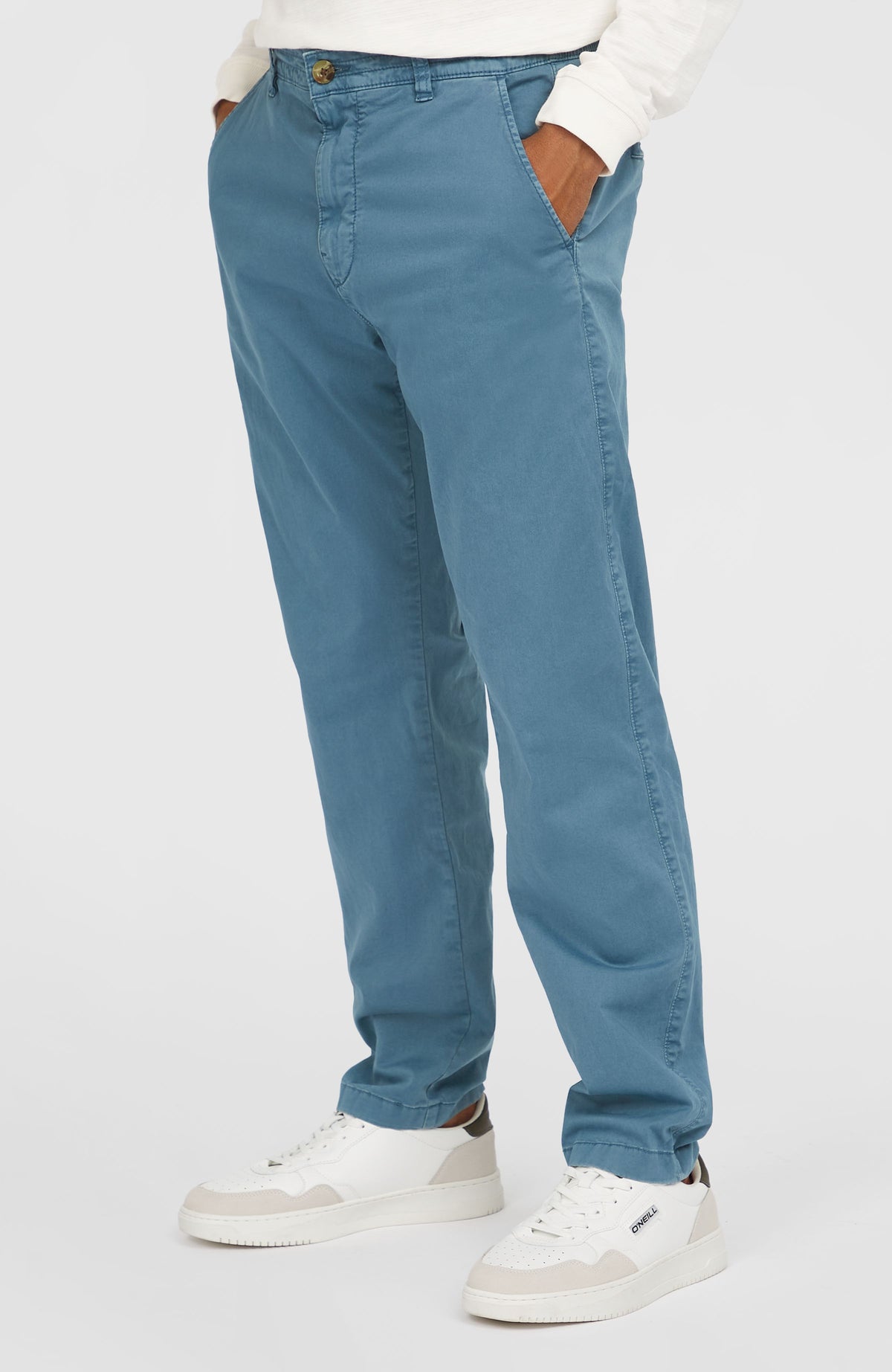 Essentials Chino-Hose für Herren, blau, seitliche Ansicht getragen am Model mit seitlicher Eingrifftasche