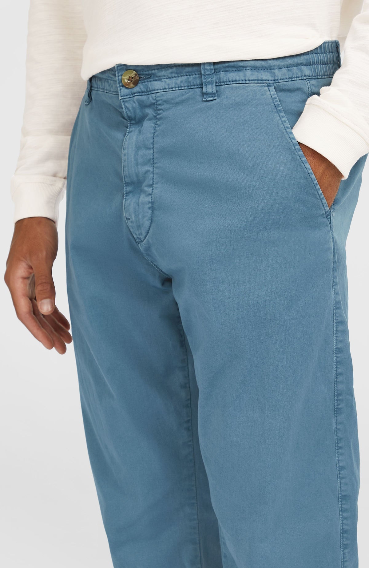 Nahaufnahme der blauen Essentials Chino-Hose für Herren mit Knopfverschluss, Bund und Eingrifftasche