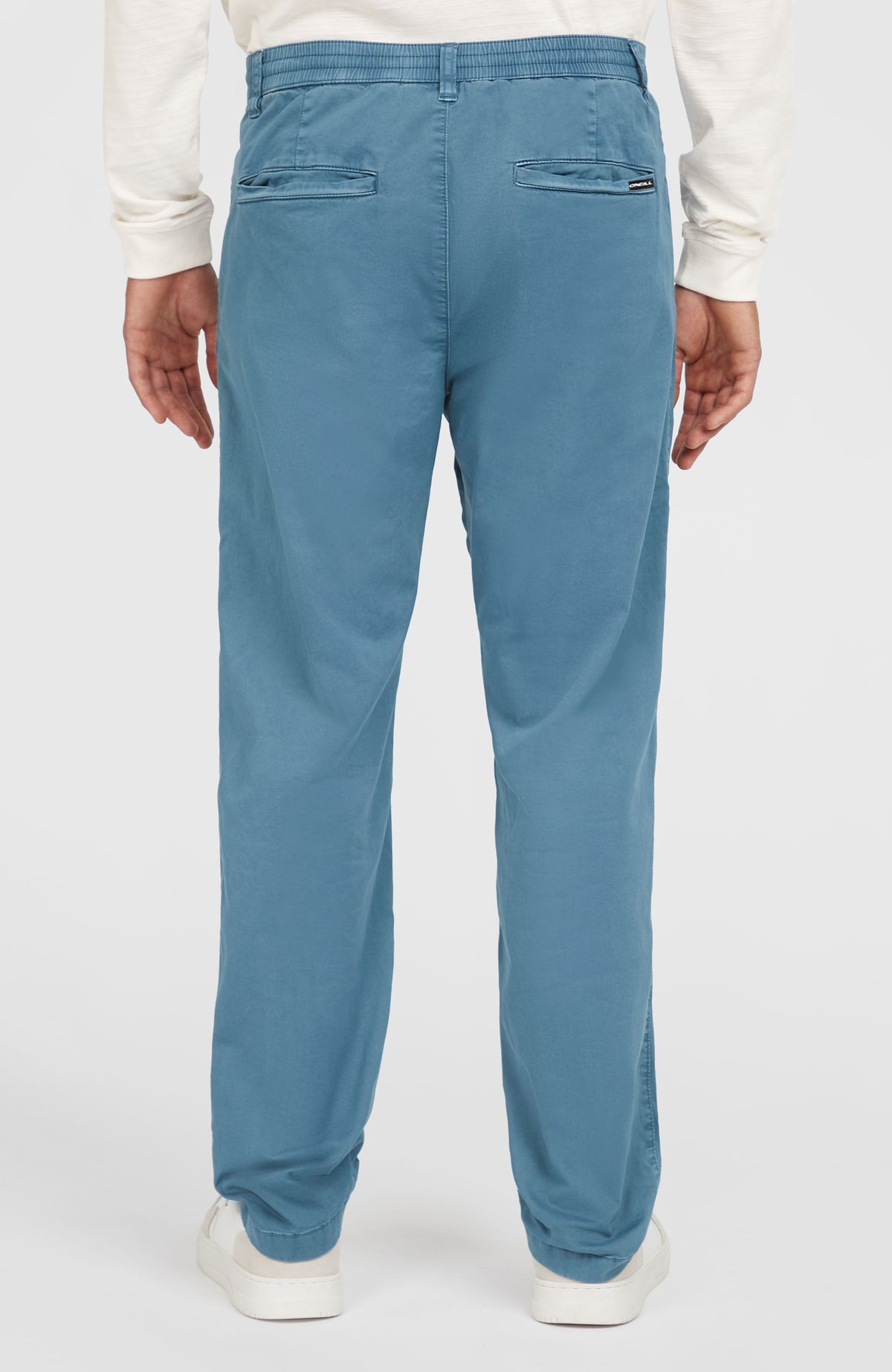 Essentials Chino-Hose für Herren, blau, Rückansicht am Model mit paspelierten Gesäßtaschen und Logo-Label