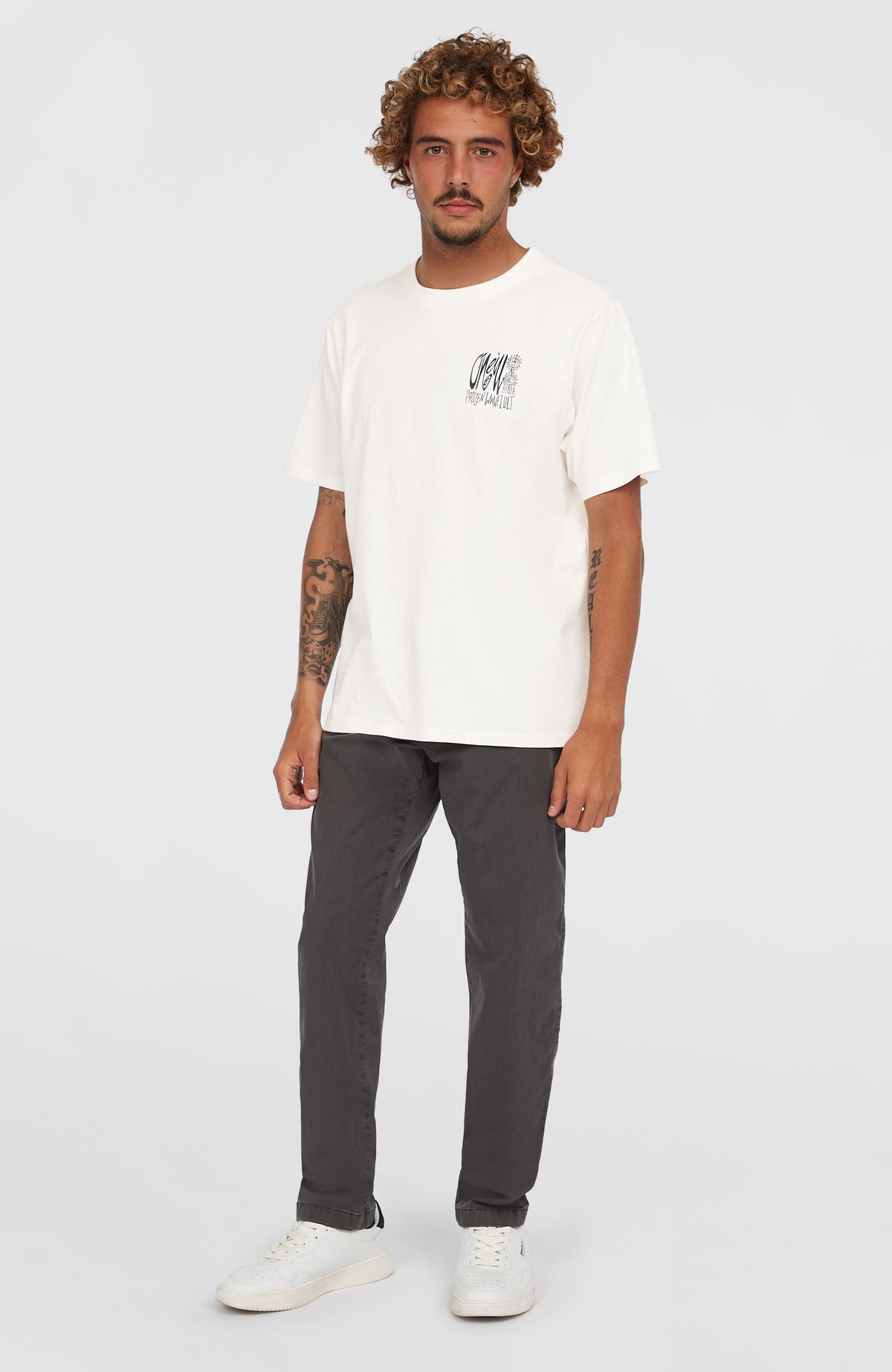 O'Neill Essentials Chino-Hose für Herren, grau, getragen am Model in ganzer Ansicht von vorne